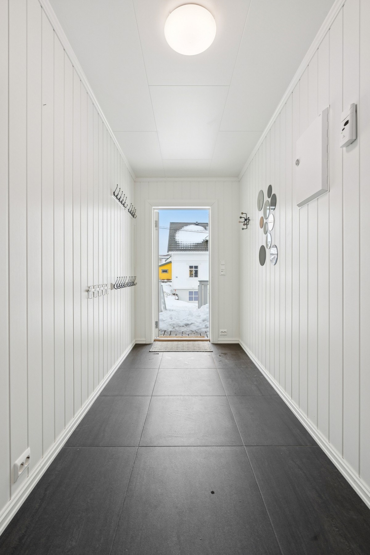 Lys og innbydende entré med god plass til oppbevaring av yttertøy og sko. Galleribilde