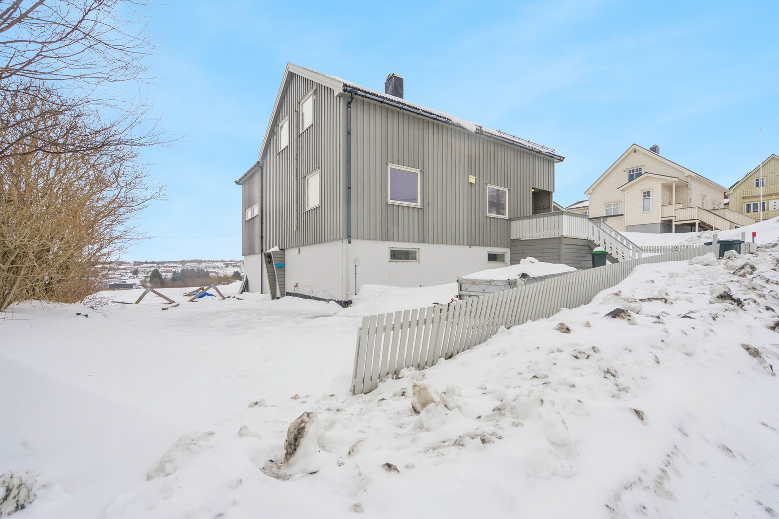 Enebolig fra 1951, tilbygget og tidvis oppgradert, med en pent opparbeidet tomt. Galleribilde