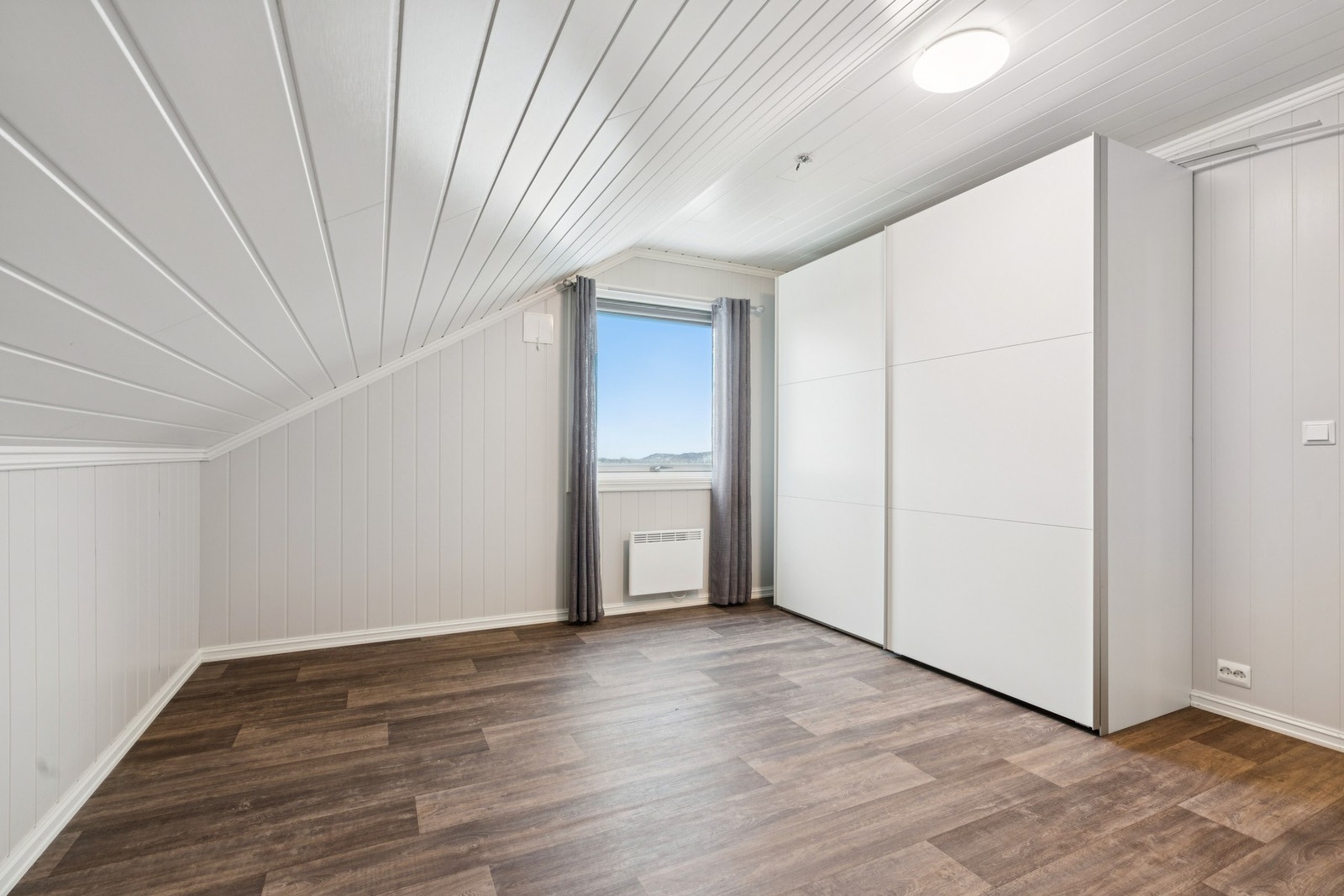 Et av fire soverom i andre etasje, med plass til garderobeløsning. Galleribilde