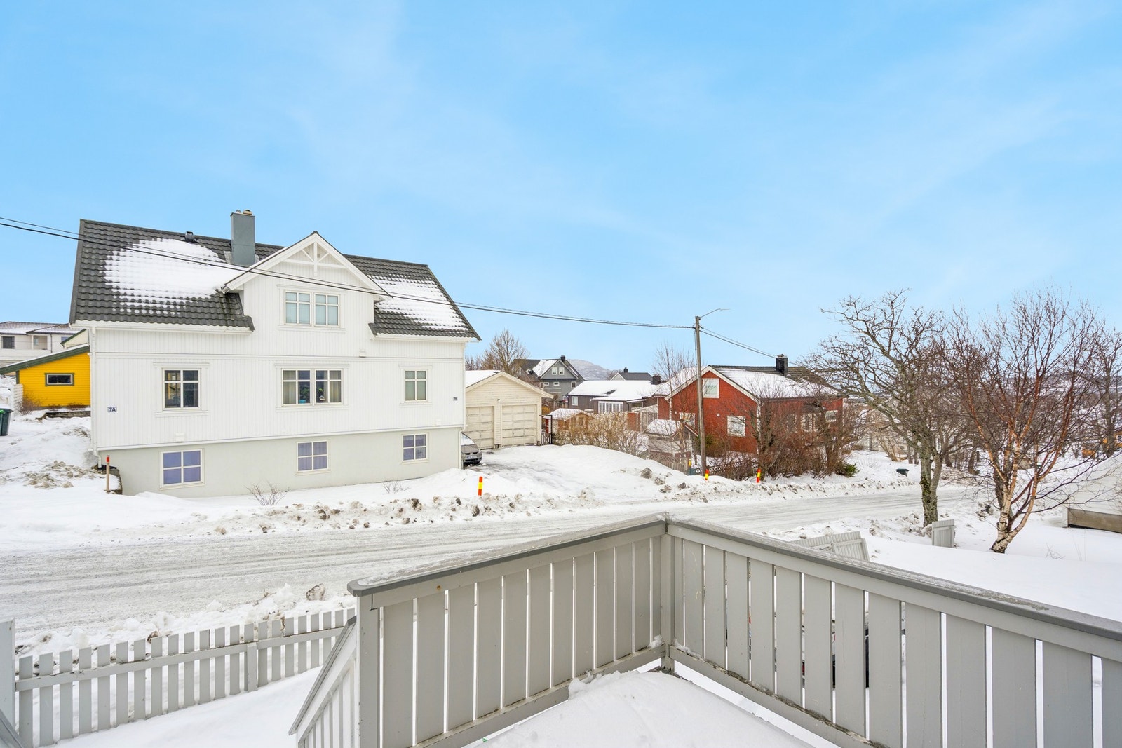 Nabolaget er rolig og familievennlig, med kort vei til både skoler og barnehager. Galleribilde