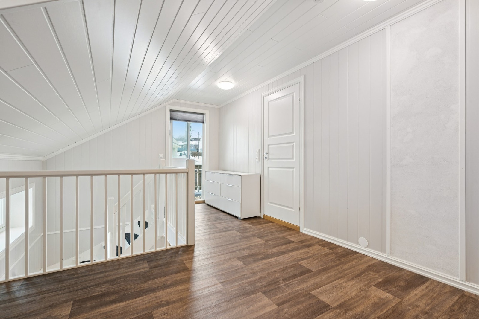 Fra gangen i andre etasje er det utgang til en overbygget veranda på ca. 10 m². Galleribilde