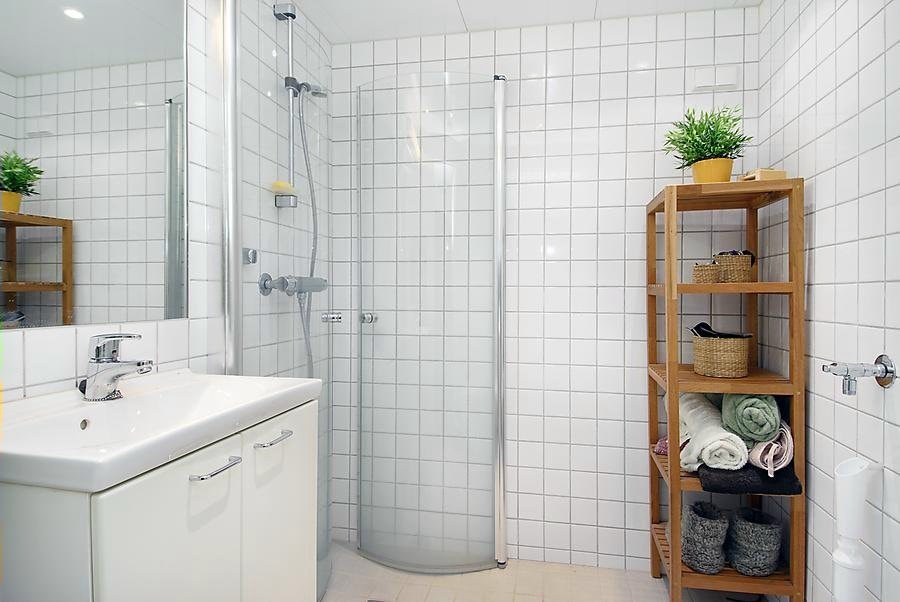 Flislagt bad med varmekabler og opplegg for vaskemaskin. Galleribilde
