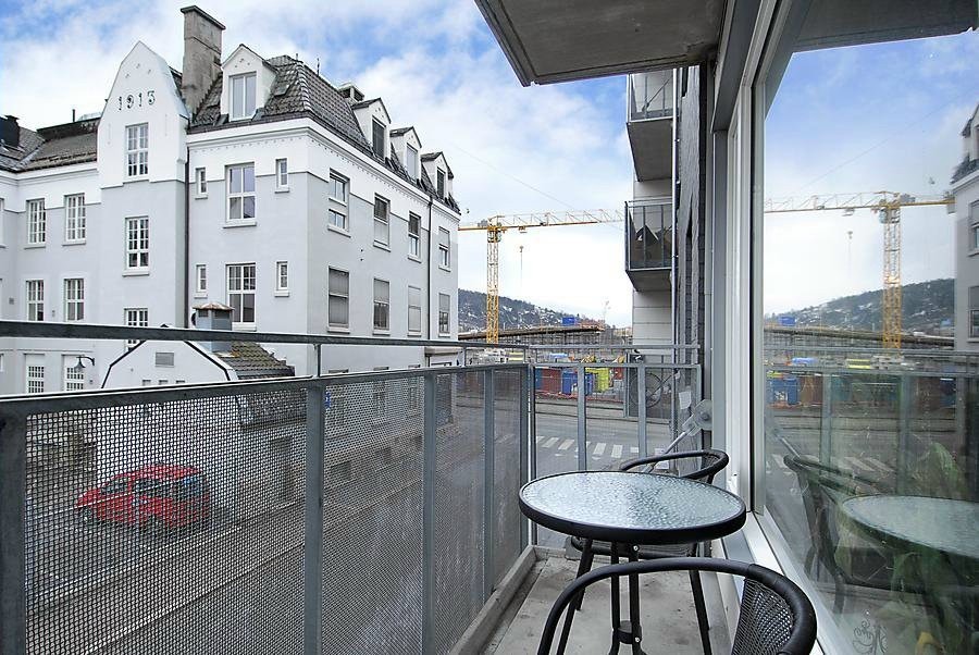 Hyggelig balkong med plass til utemøbler. Galleribilde