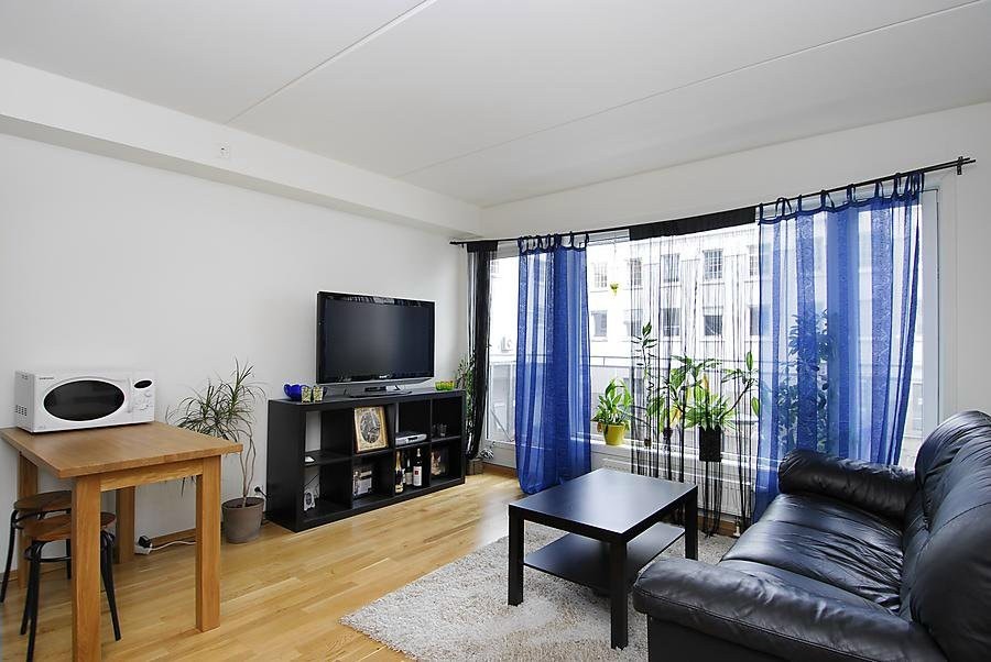 Stuen har plass til sofagruppe og spisebord. Leies ut umøblert. Fra stuen er det utgang til balkong. Galleribilde