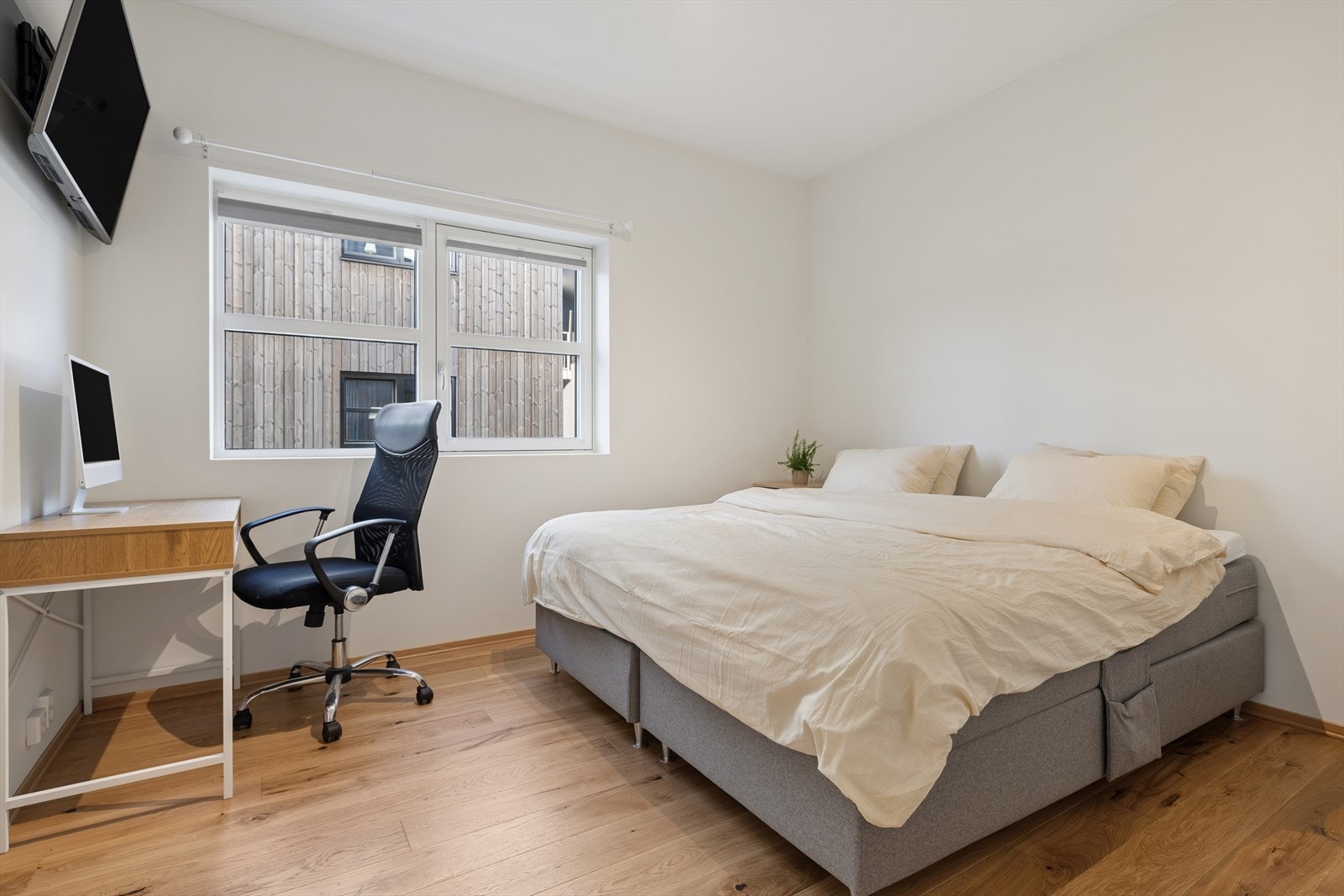 Soverom 1 med walk-in garderobe Galleribilde