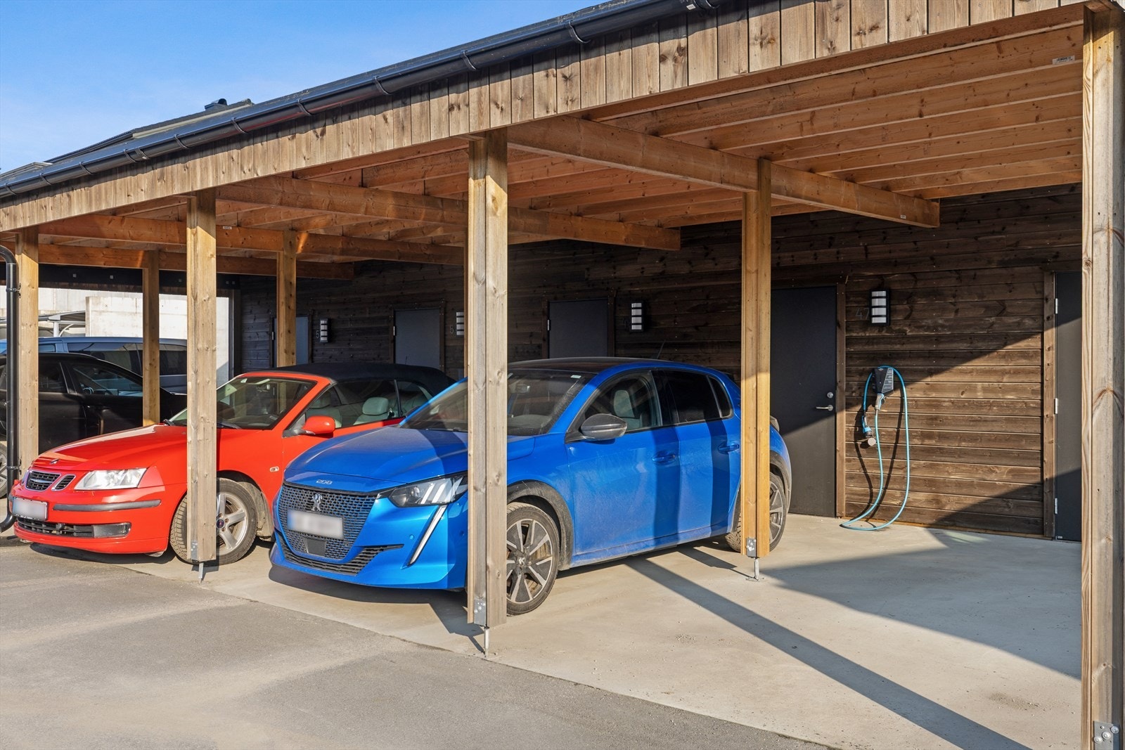 Carport med elbil lader Galleribilde