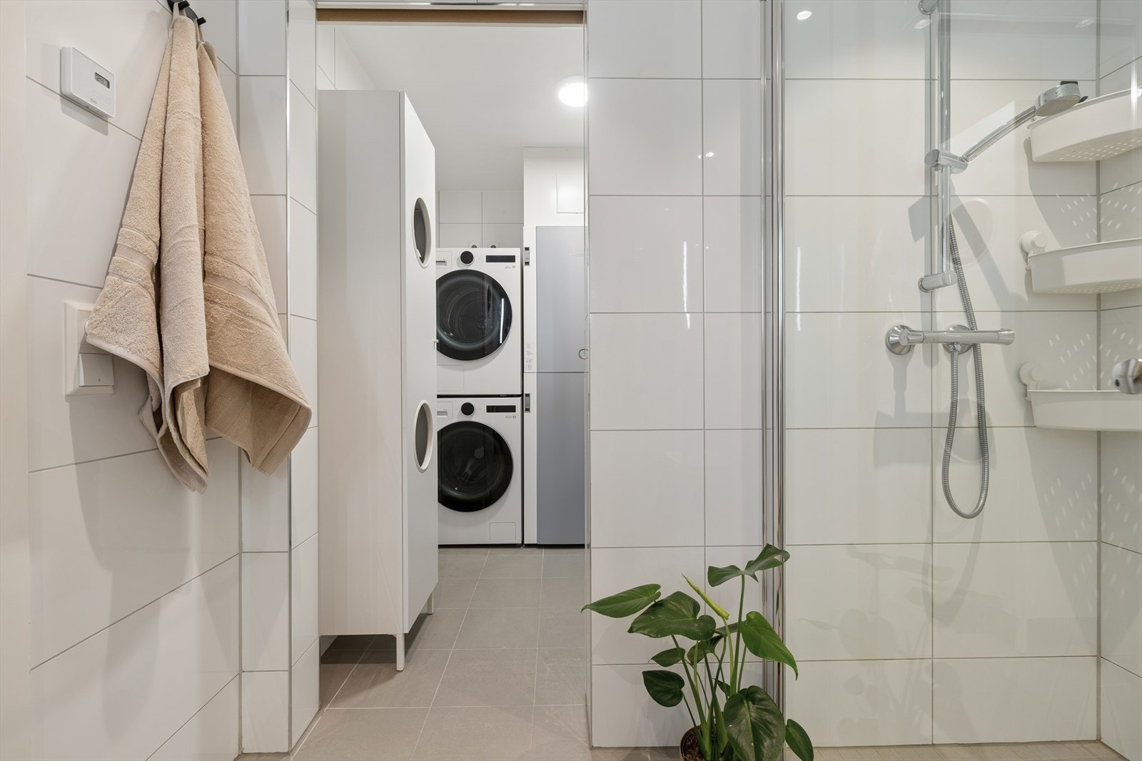 På innsiden av badet er det eget vaskerom Galleribilde