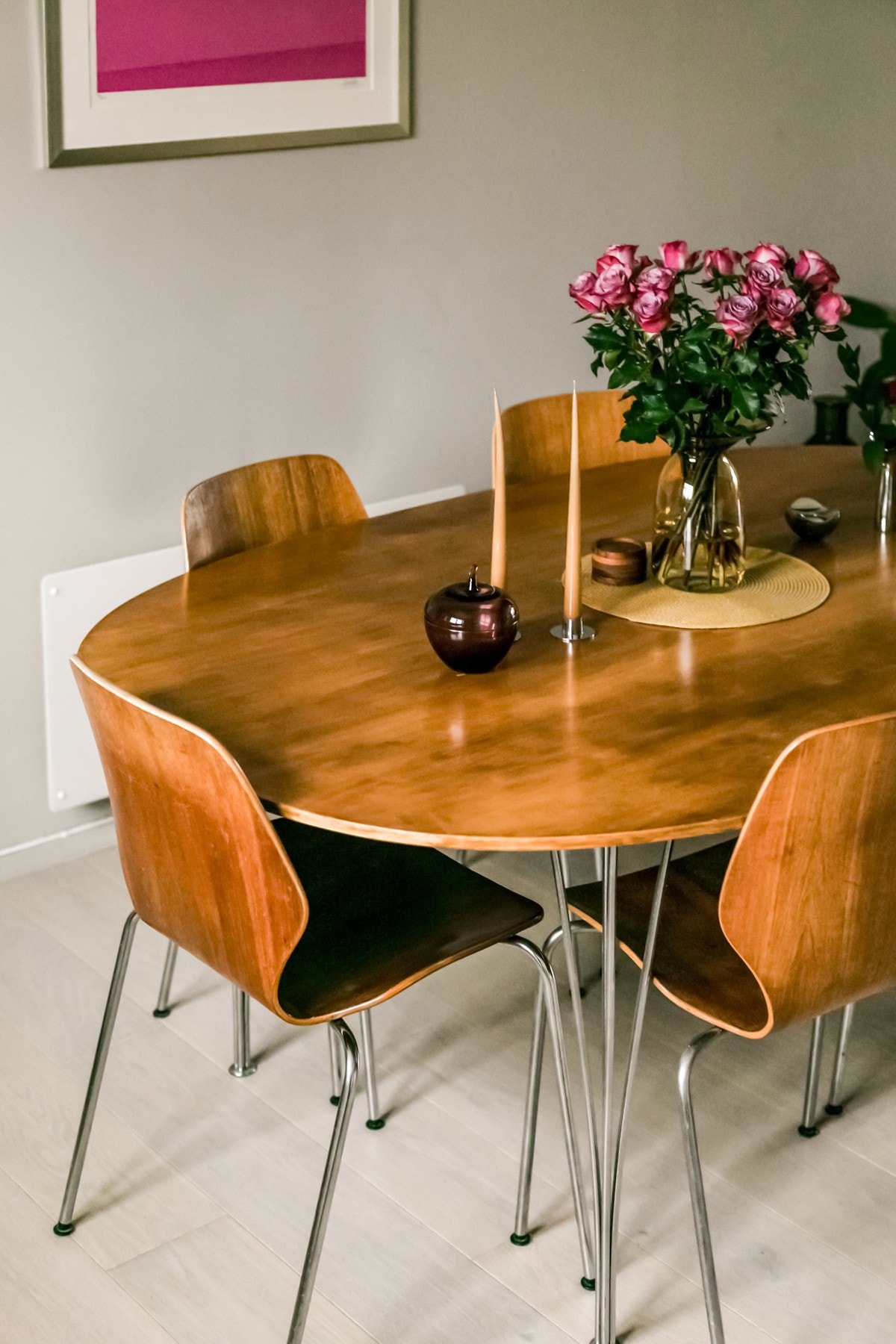 Spisebordet på kjøkkenet inviterer til hyggelige måltider. Galleribilde