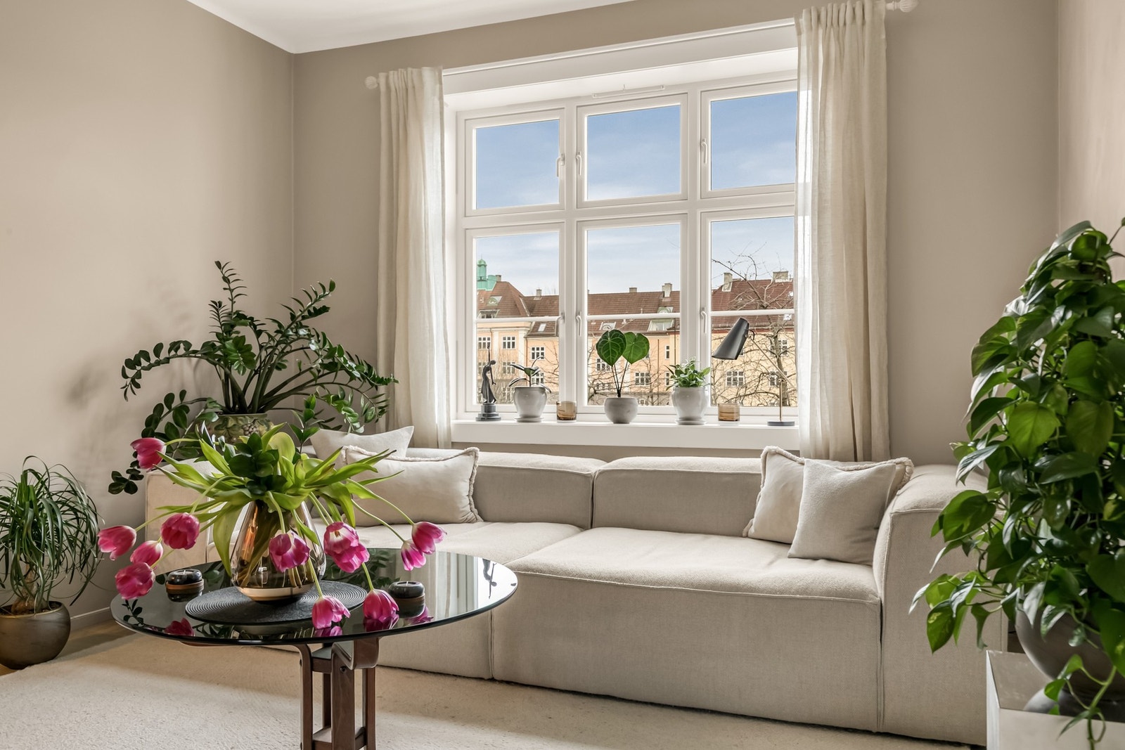 Om våren er det nydelig utsyn mot blomstrende kirsebærtrær. Galleribilde