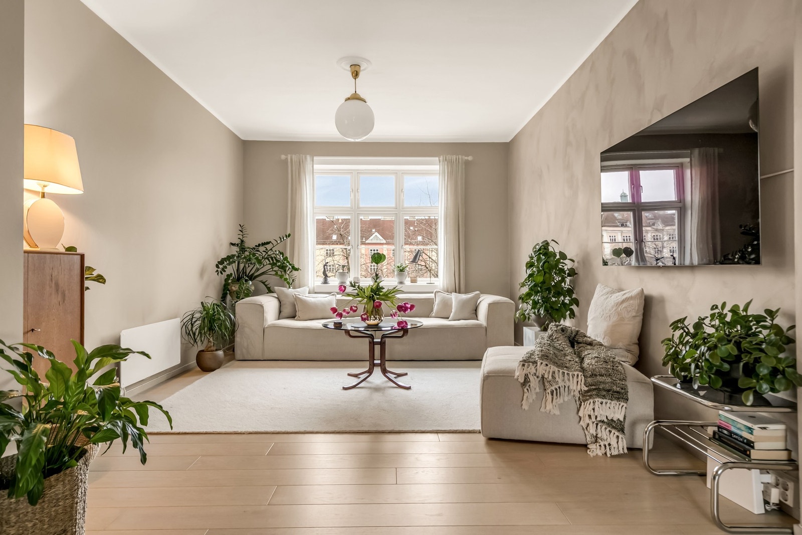 Velkommen til Italiagården! Boligen har nydelige lyslinjer fra store vindusflater. Galleribilde