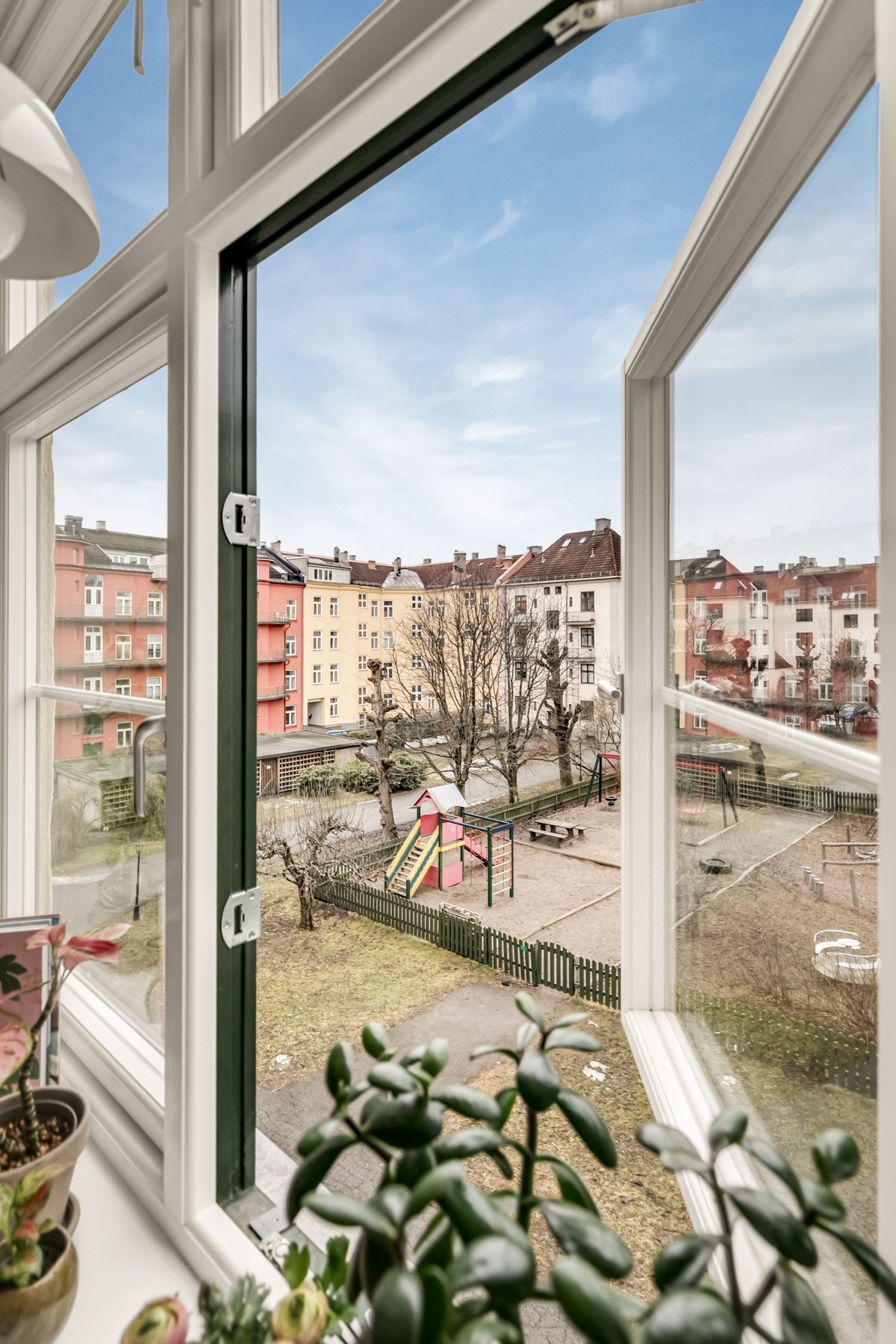 Boligen har nydelig utsyn mot Italiagårdens parkmessige gårdsrom. Det er trær på begge sider av boligen, som gir et herlig bilde om våren og sommeren. Galleribilde