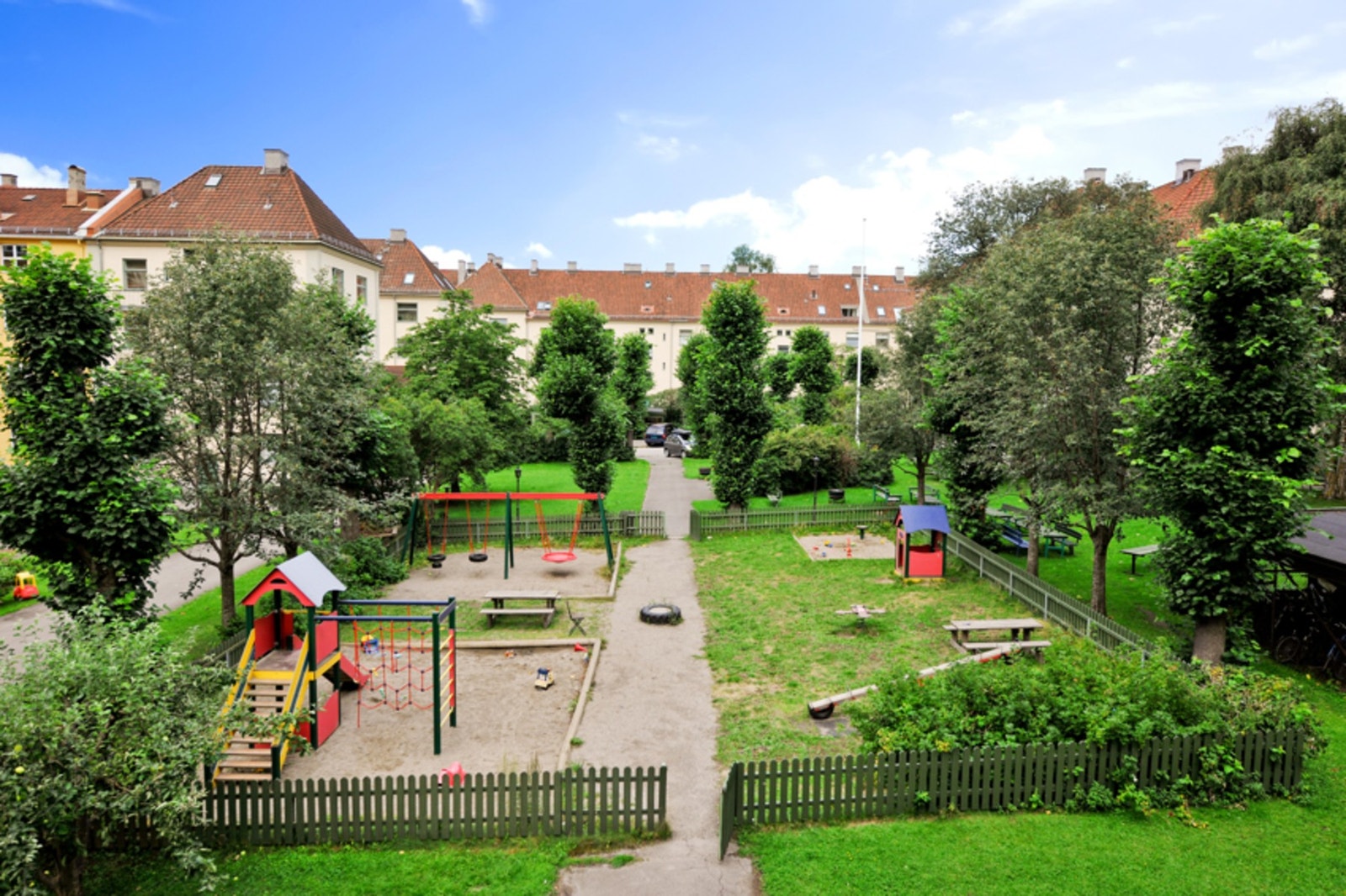 Gårdsrommet har sittegrupper, lekeplasser, flere ulike trær og busker mm. (Arkivbilde) Galleribilde