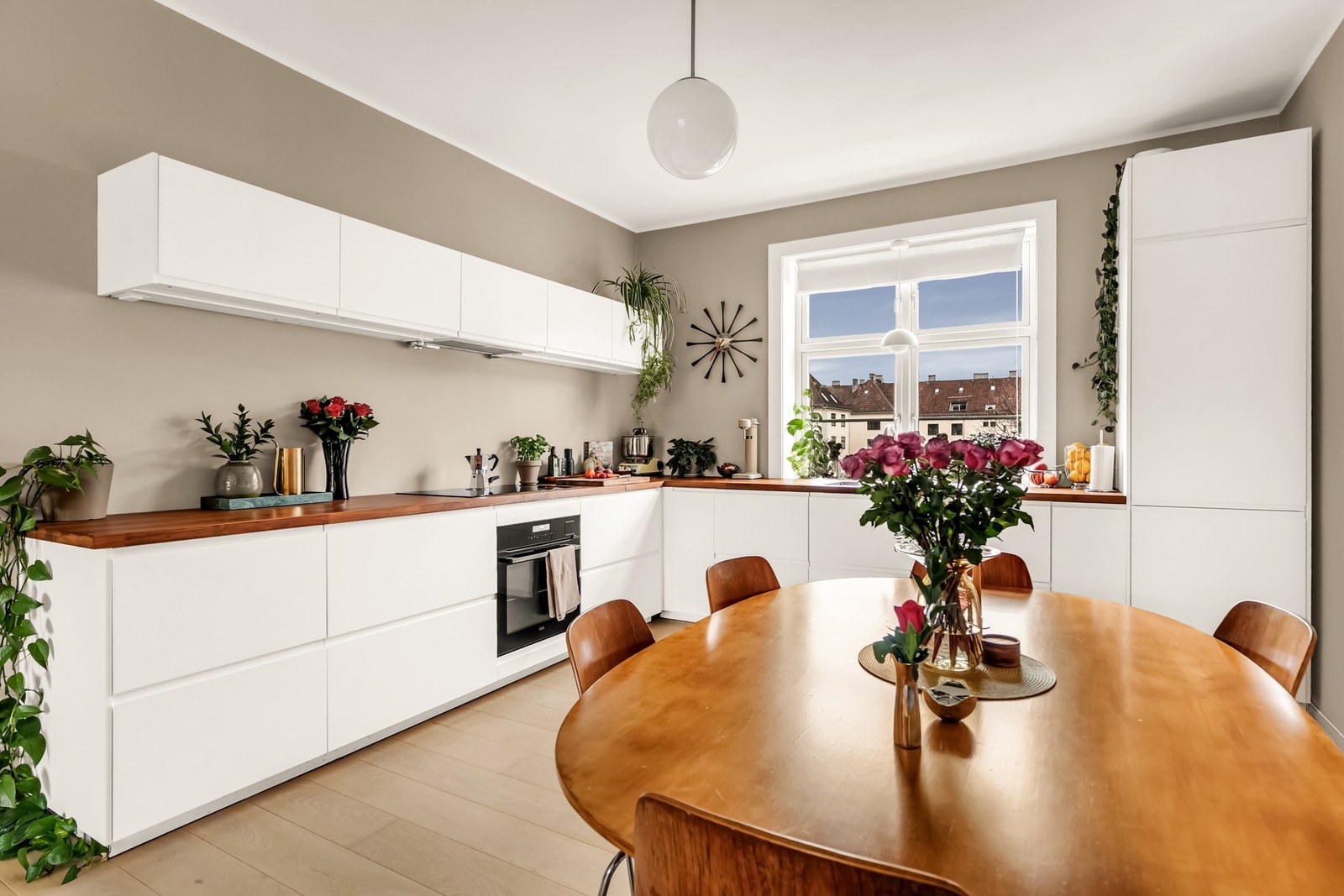 Store benkeflater og gode lysforhold gjør kjøkkenarbeidet til en lek! Galleribilde