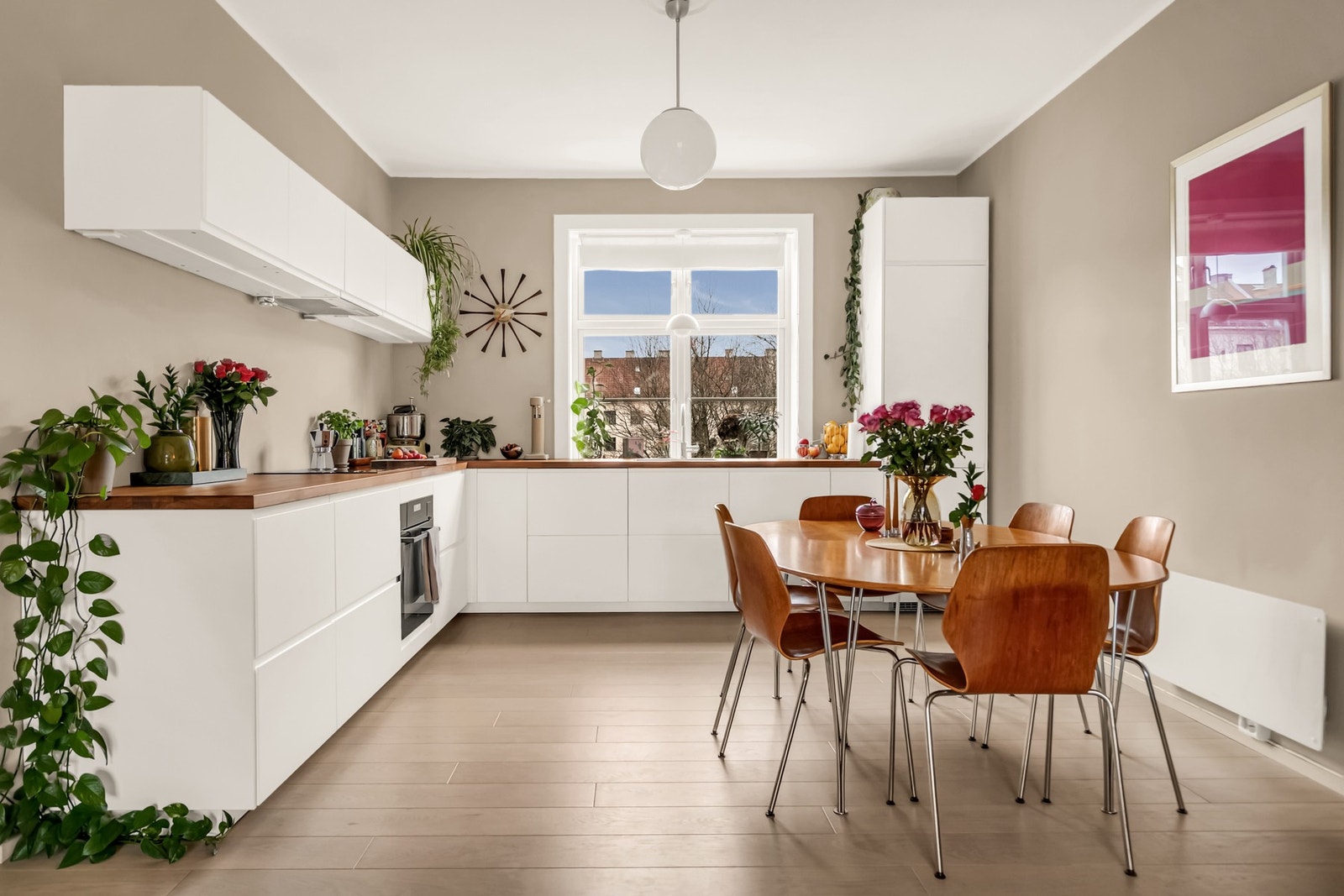 Boligen ble renovert i 2020. Kjøkkenet kommer med integrerte hvitevarer. Galleribilde