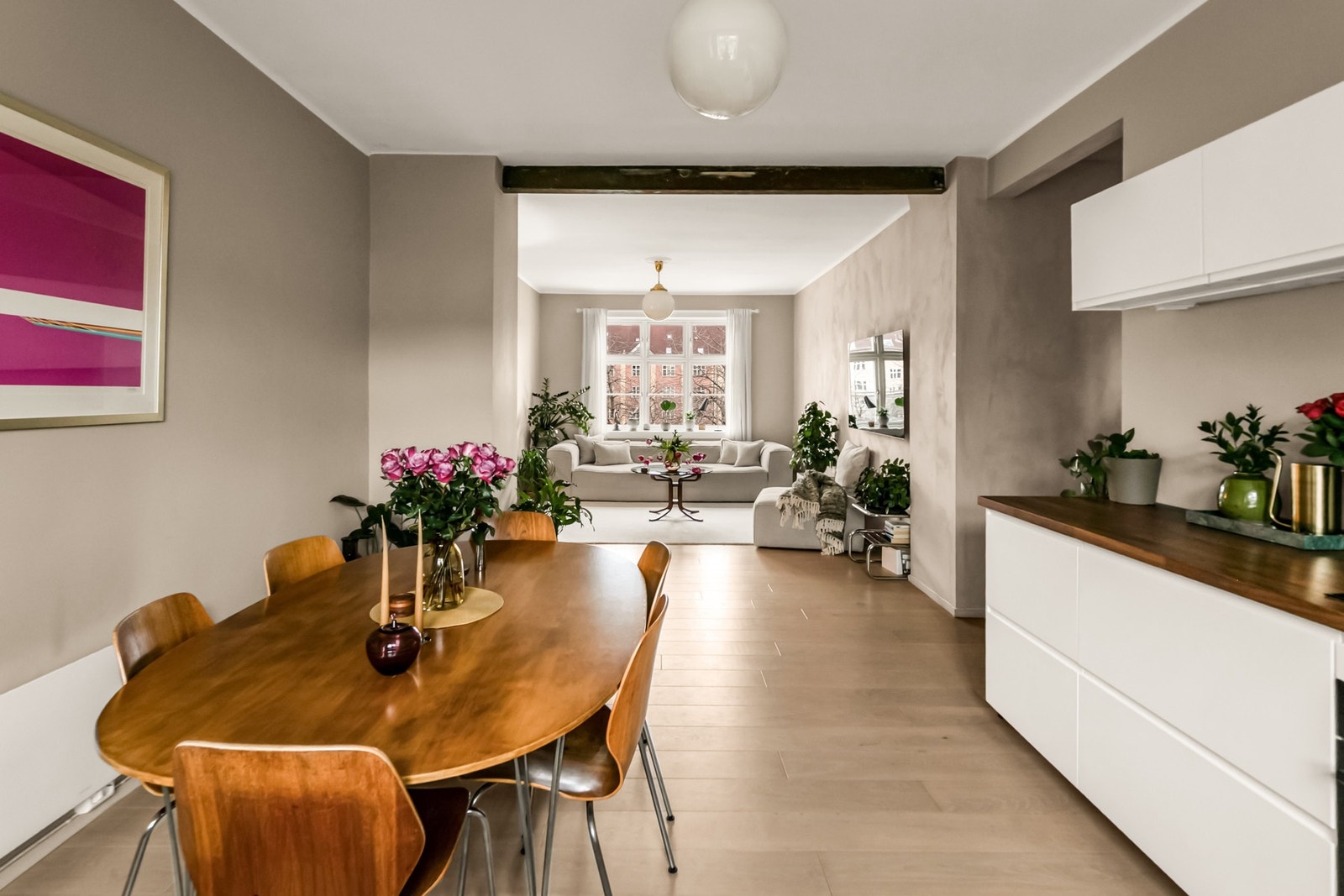 Kjøkkenet har god arbeidsplass og plass til et romslig spisebord. Galleribilde