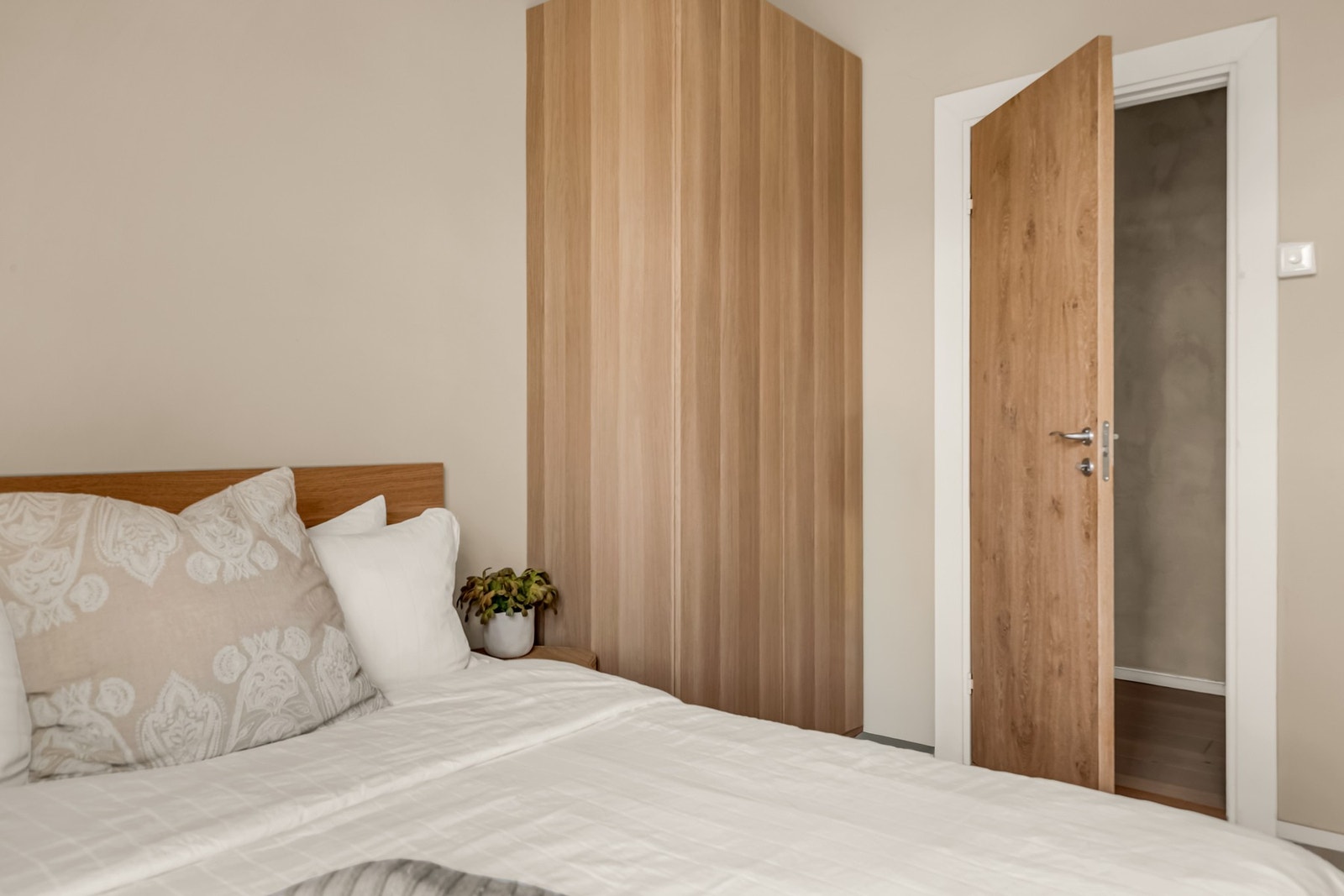 Soverommet er utstyrt med hele fire garderobeskap som følger boligen. Galleribilde