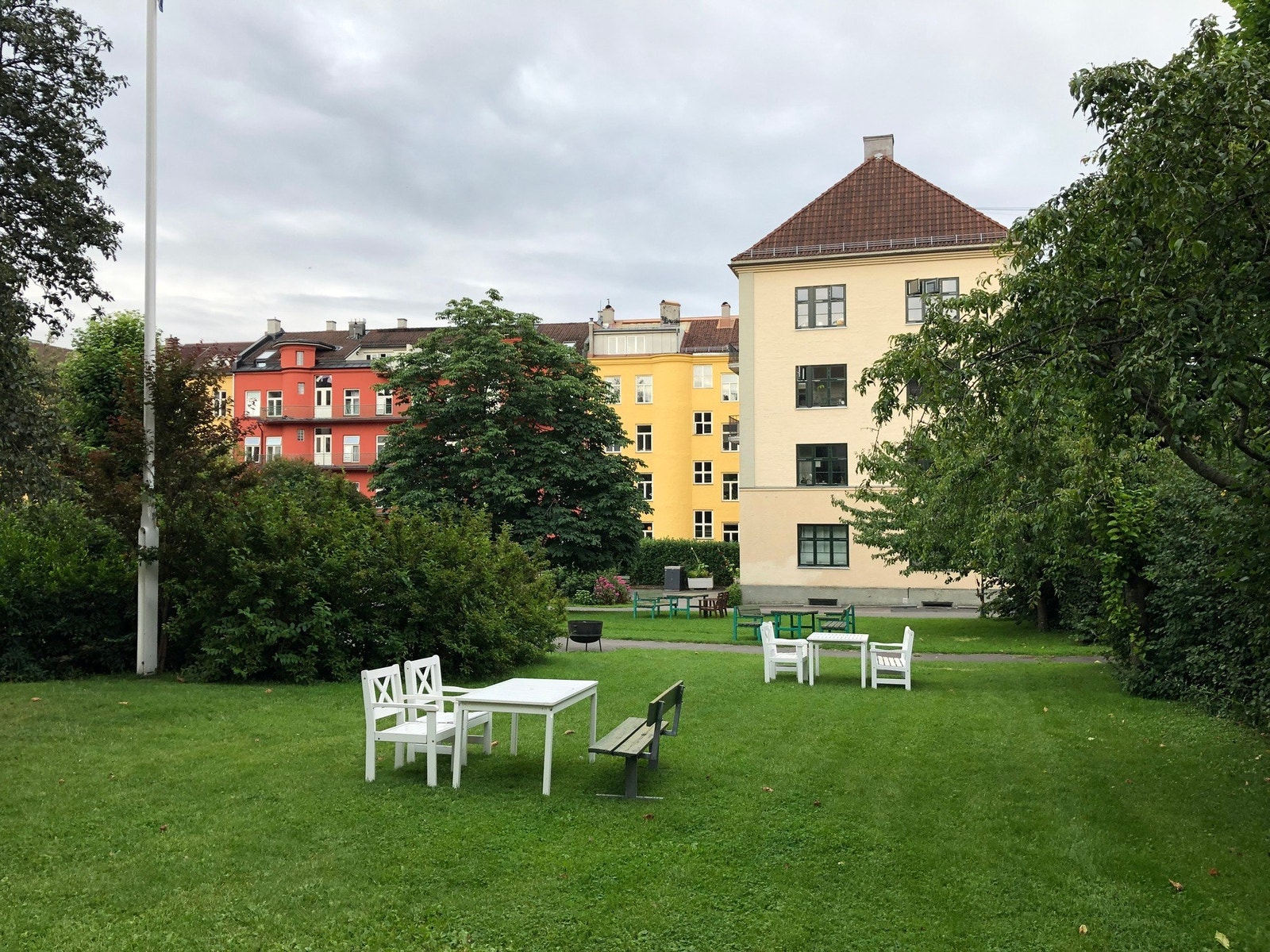 Det nydelige gårdsrommet i Italiagården legger til rette for et godt "uteliv" i den varme årstiden. (Arkivbilde) Galleribilde