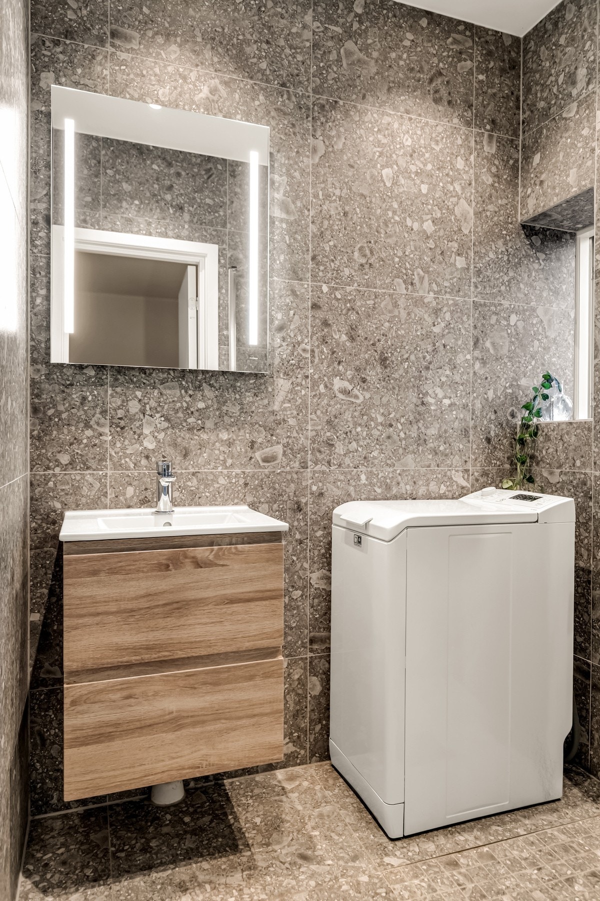 Badet har opplegg for vaskemaskin. Vaskemaskinen (Electrolux) følger boligen. Galleribilde