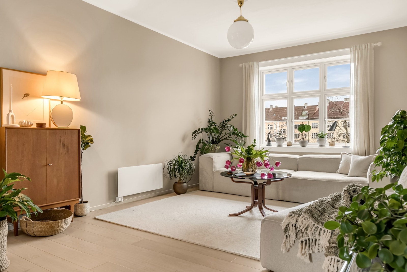 I 2020 ble det lagt lekre parkettgulv i enstavs, hvitpigmentert eik som gir et nydelig inntrykk sammen med dagslyset fra de store vindusflatene. Galleribilde