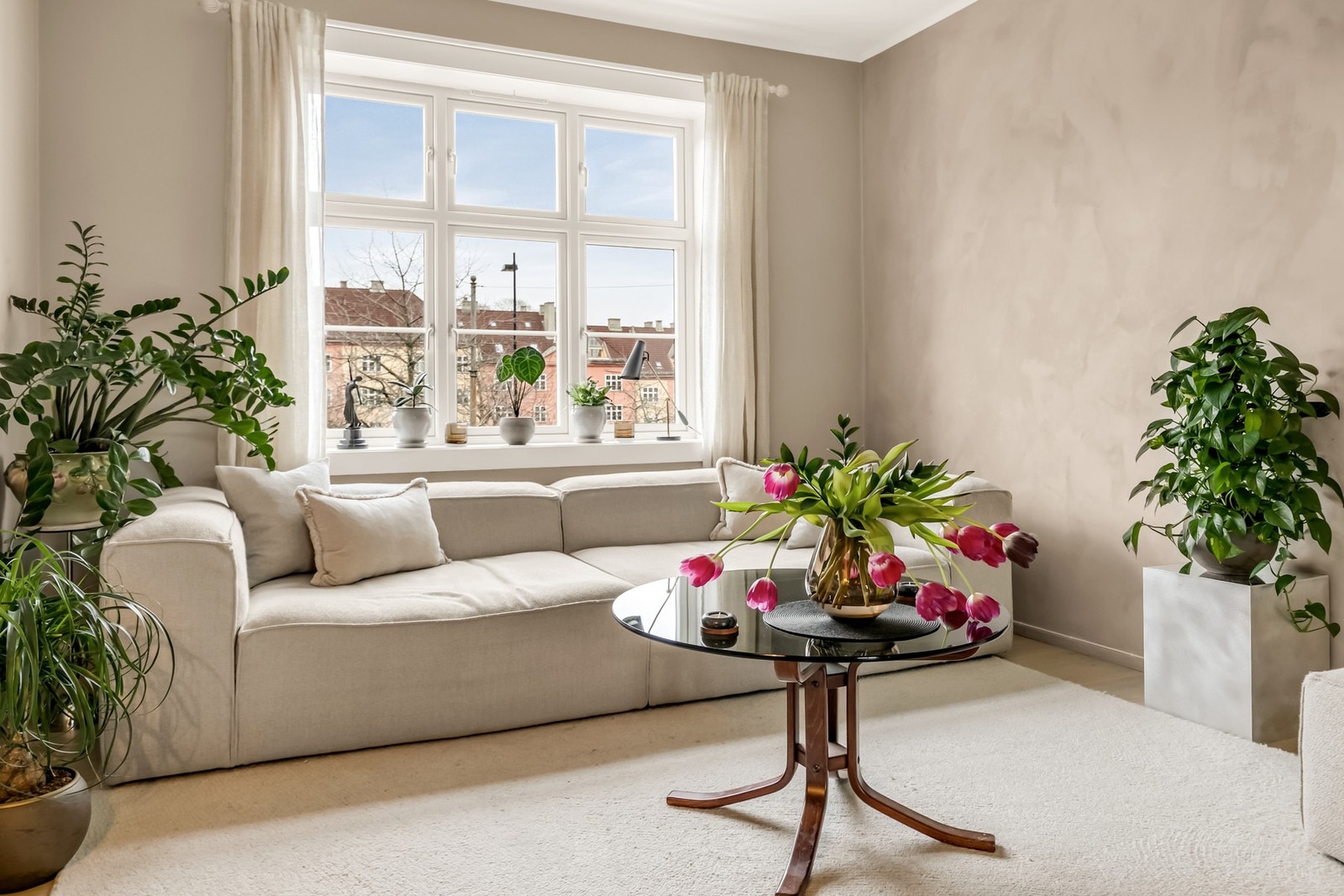 Stuen kan innredes med ulike soner for både egentid og sosialt samvær. Galleribilde