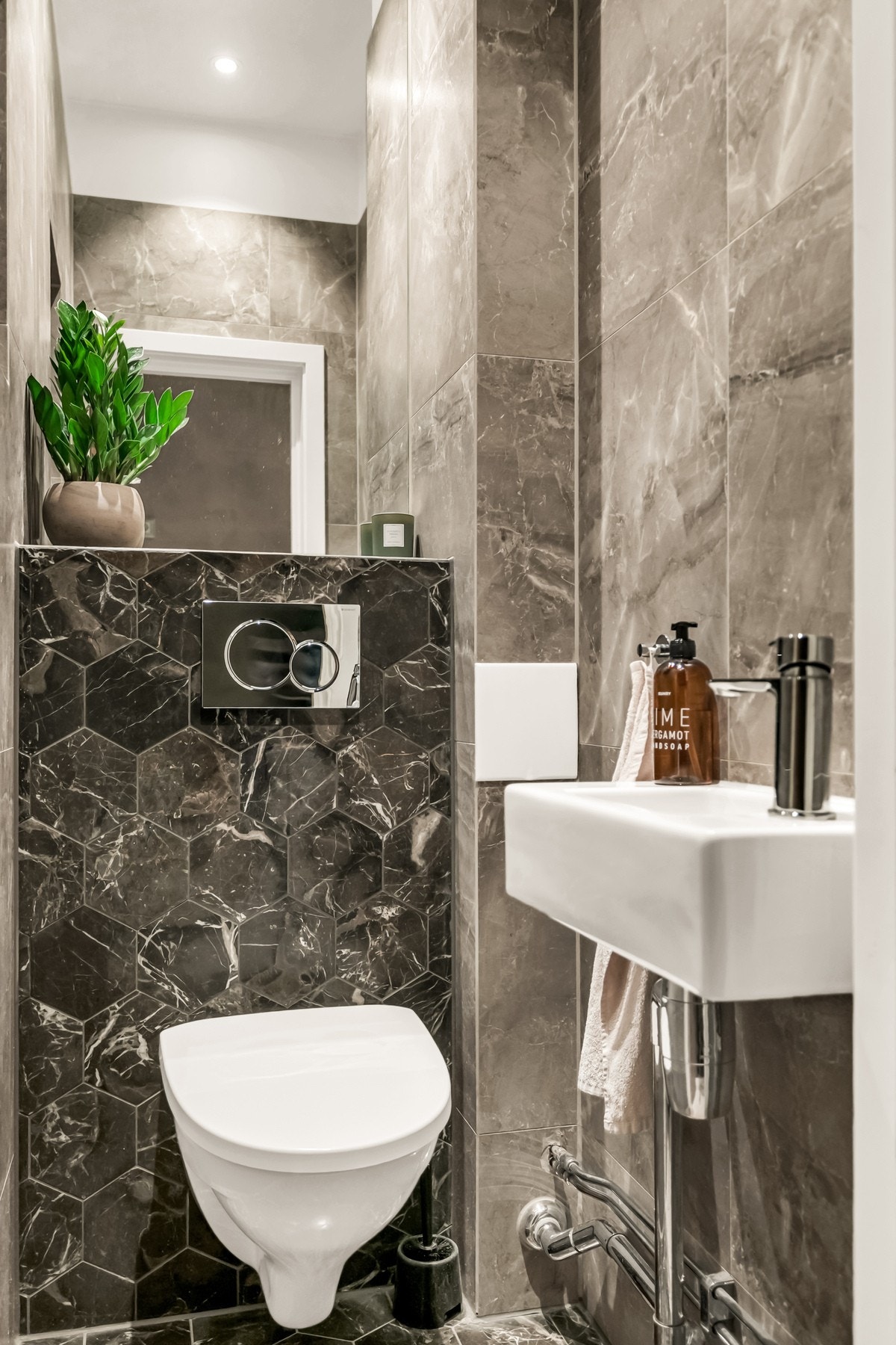 Både dusjbadet og toalettrommet har lekre og eksklusive fliser på vegger og gulv. Galleribilde