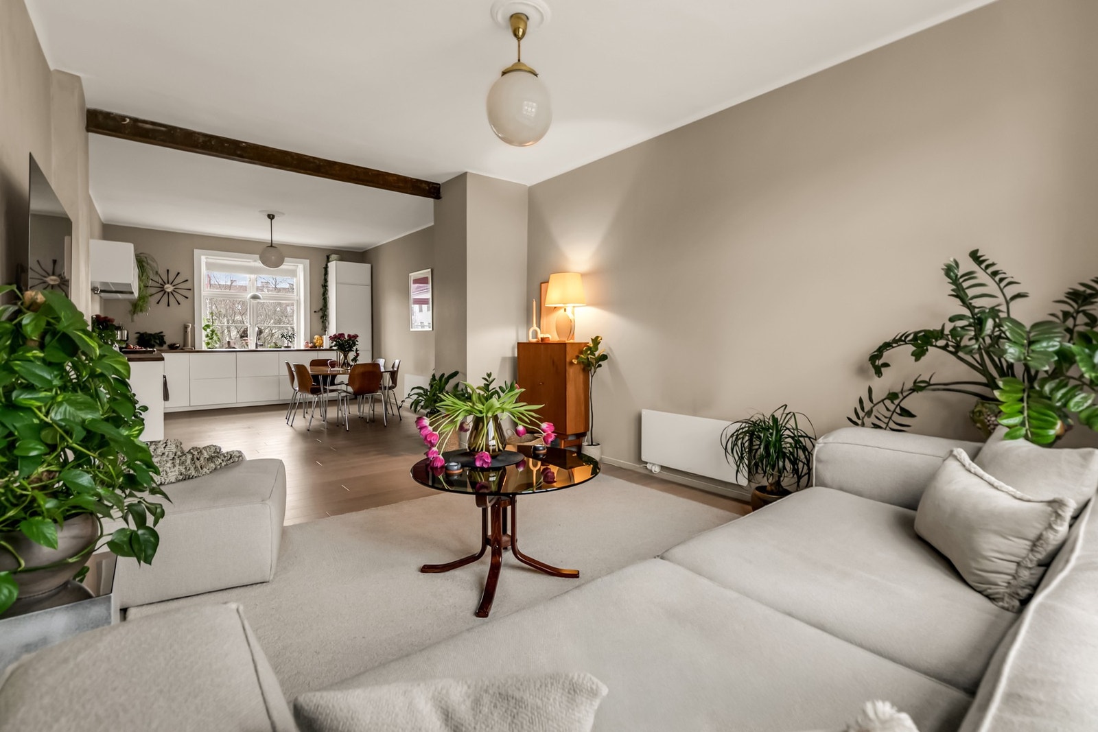 Den åpne løsningen mellom stue og kjøkken skaper nydelige lyslinjer i rommet. Galleribilde