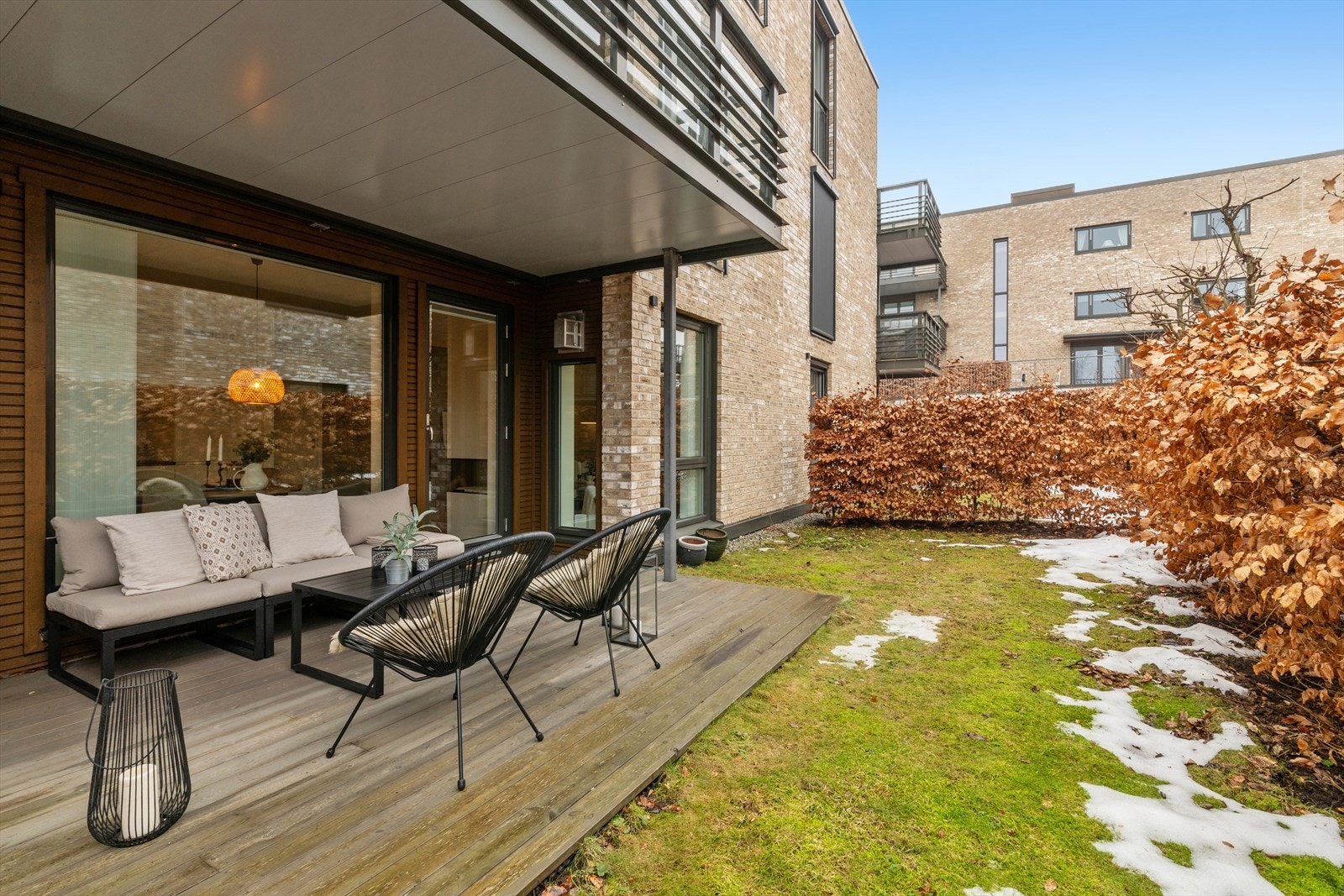 Leiligheten har en stor og koselig uteplass som er delvis overbygget og skjermet med hekk Galleribilde