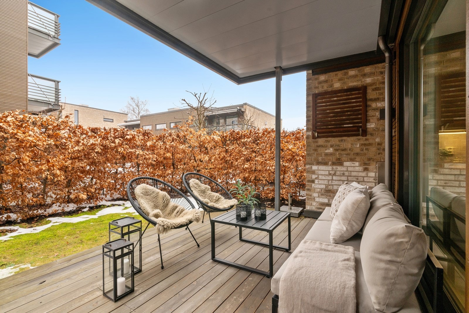 Terrassen er vestvendt og skjermet med hekk Galleribilde