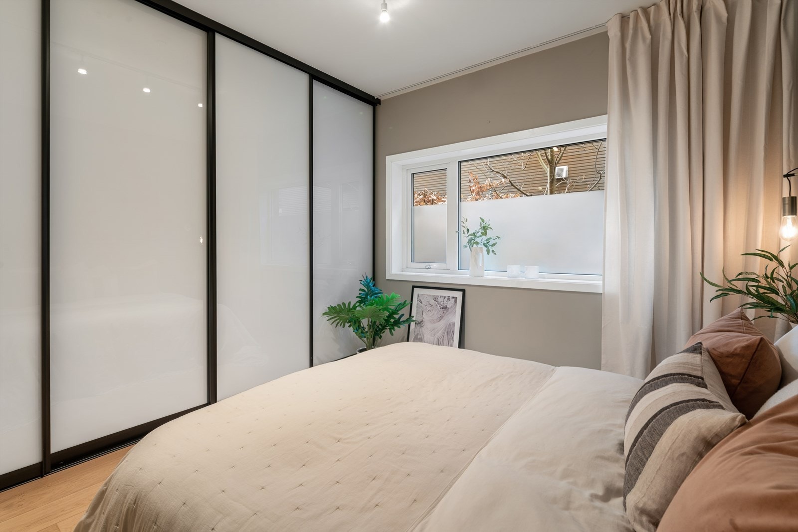 Elegant og romslig skyvedørsgarderobe Galleribilde