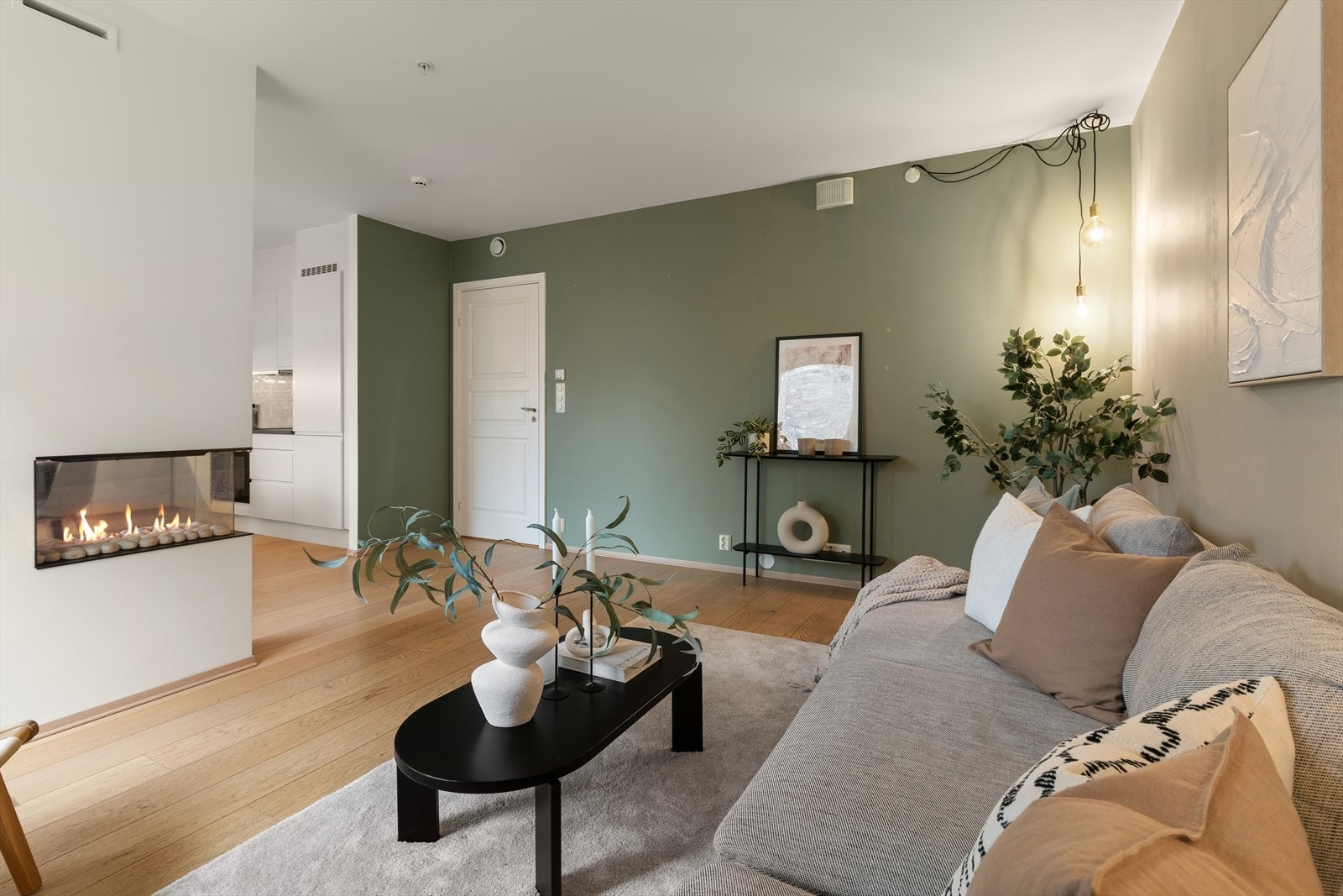 Gasspeisen ligger i hjertet av leiligheten og har glass på tre sider Galleribilde