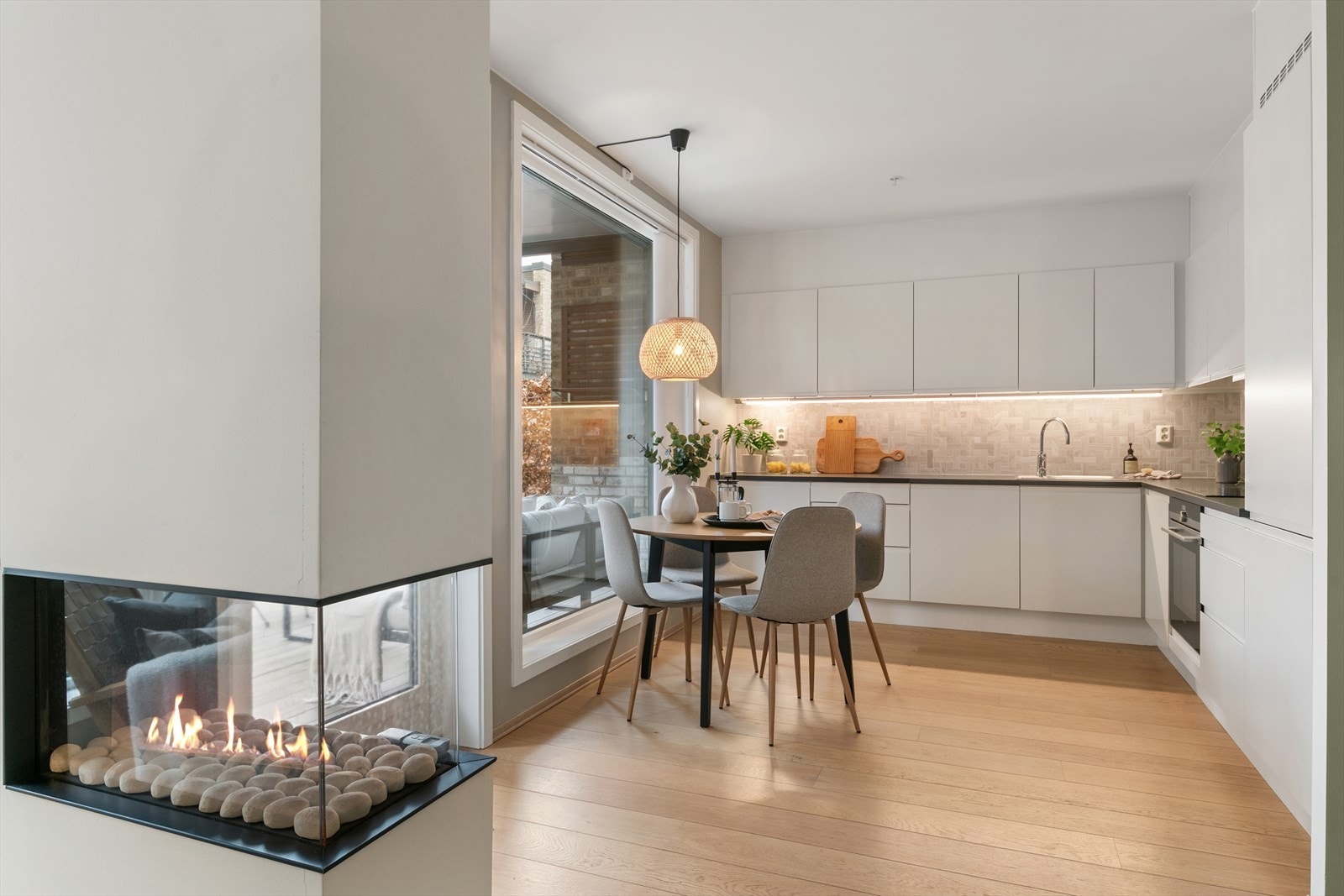 Pen gasspeis som naturlig adskiller stue og kjøkken. Galleribilde