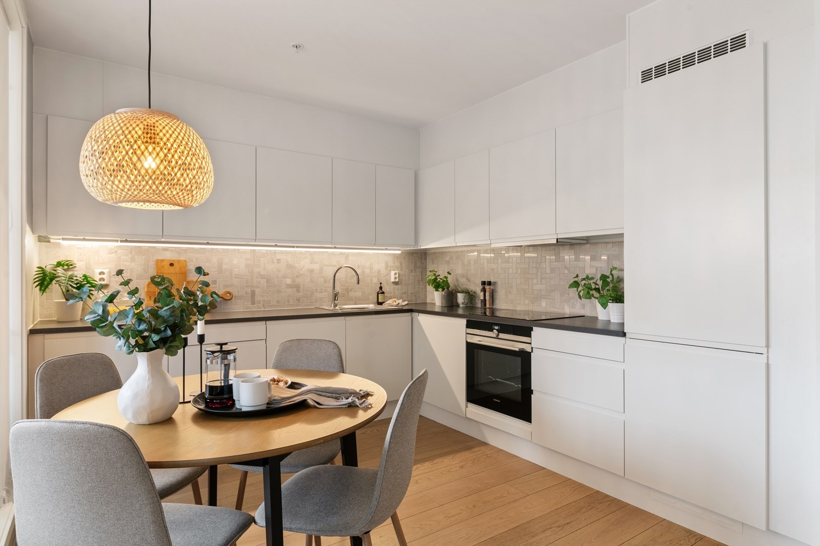 Stilrent kjøkken med slette fronter Galleribilde