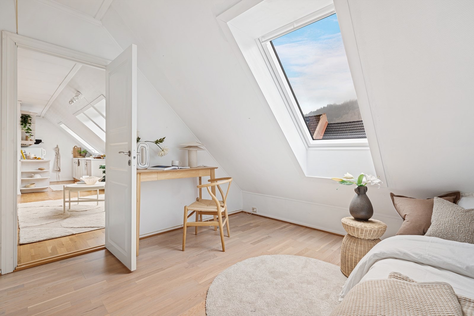 Rommet har plass til seng og kontorløsning. Gjesterom eller hjemmekontor, eller utleie til venn eller venninne. Galleribilde