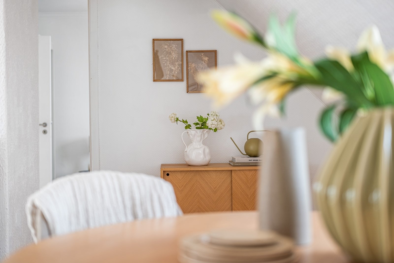 En fin ramme rundt de hyggelige vennemiddagene. Galleribilde