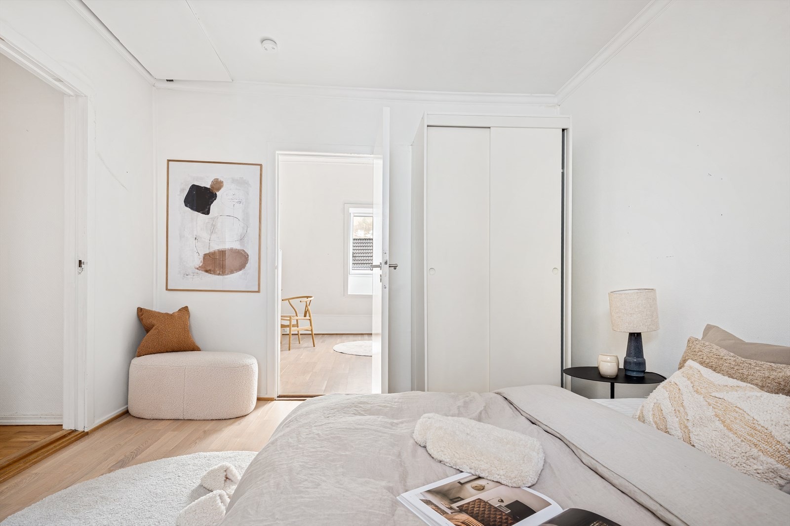 Fra hovedsoverommet er det loftstrapp opp til stort loft med svært gode oppbevaringsmuligheter. Galleribilde