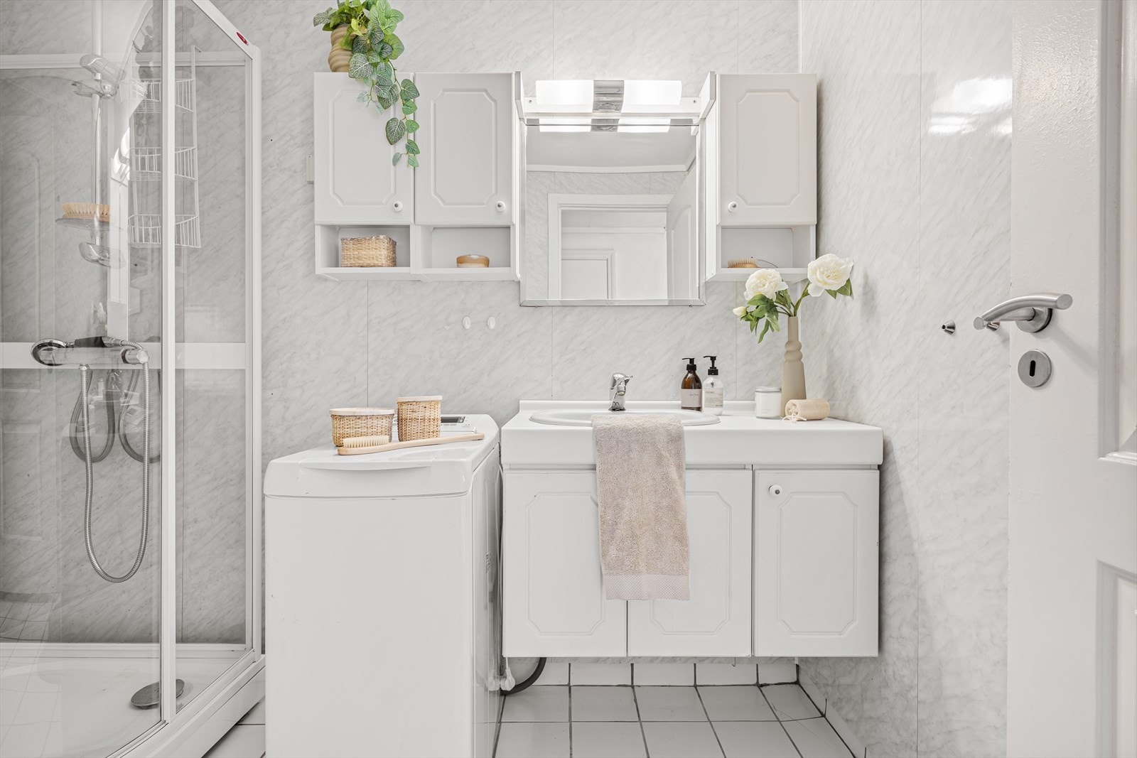 Enkel innredning men likevel god plass til oppbevaring. Vaskemaskin følger denne handelen. Galleribilde