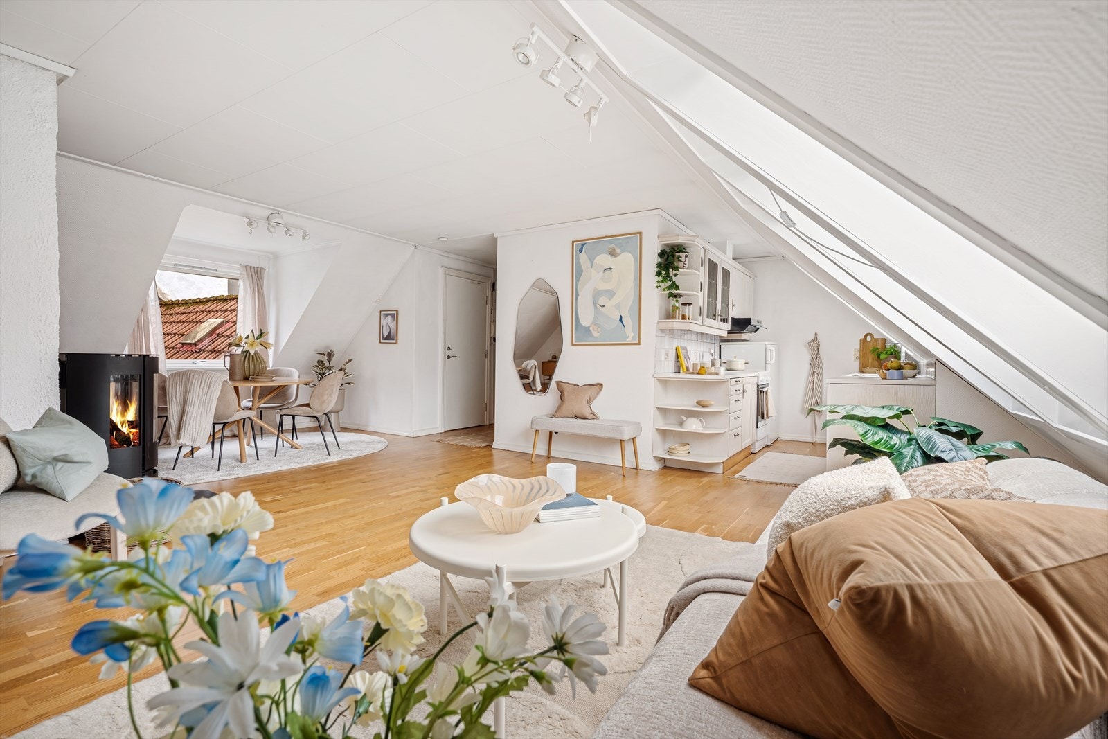 God plass til både sofagruppe og spisestue samt annen møblering. Galleribilde