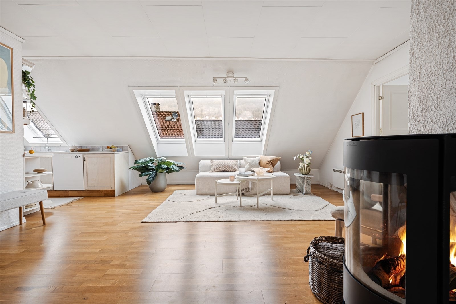 I stuen er det flere sosiale soner med peisen synlig fra alle deler av rommet. Galleribilde