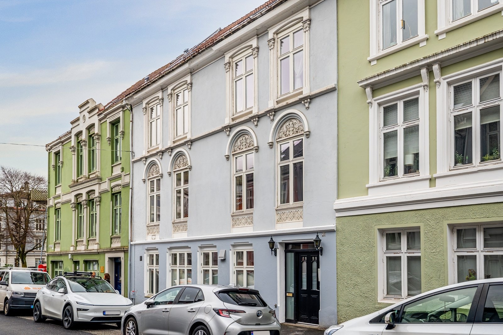 Legg merke til de vakre detaljene rundt vinduet i bygården! En nyere inngangsdør med vakre Bergenslykter ønsker deg velkommen til Fosswinckels gate 33 Galleribilde