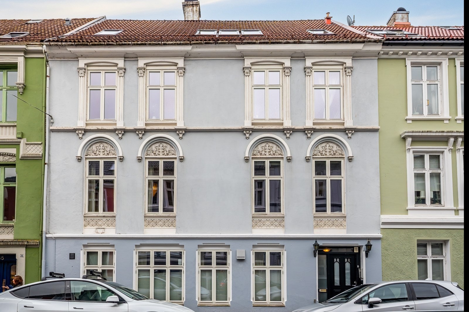 Bygget er i nyromansk stil, tegnet av Hans Heinrich Jess, en ledende arkitekt som samme år fullførte Logen Den gode Hensigt og senere tegnet mange av bygningene i Parkveien. Galleribilde