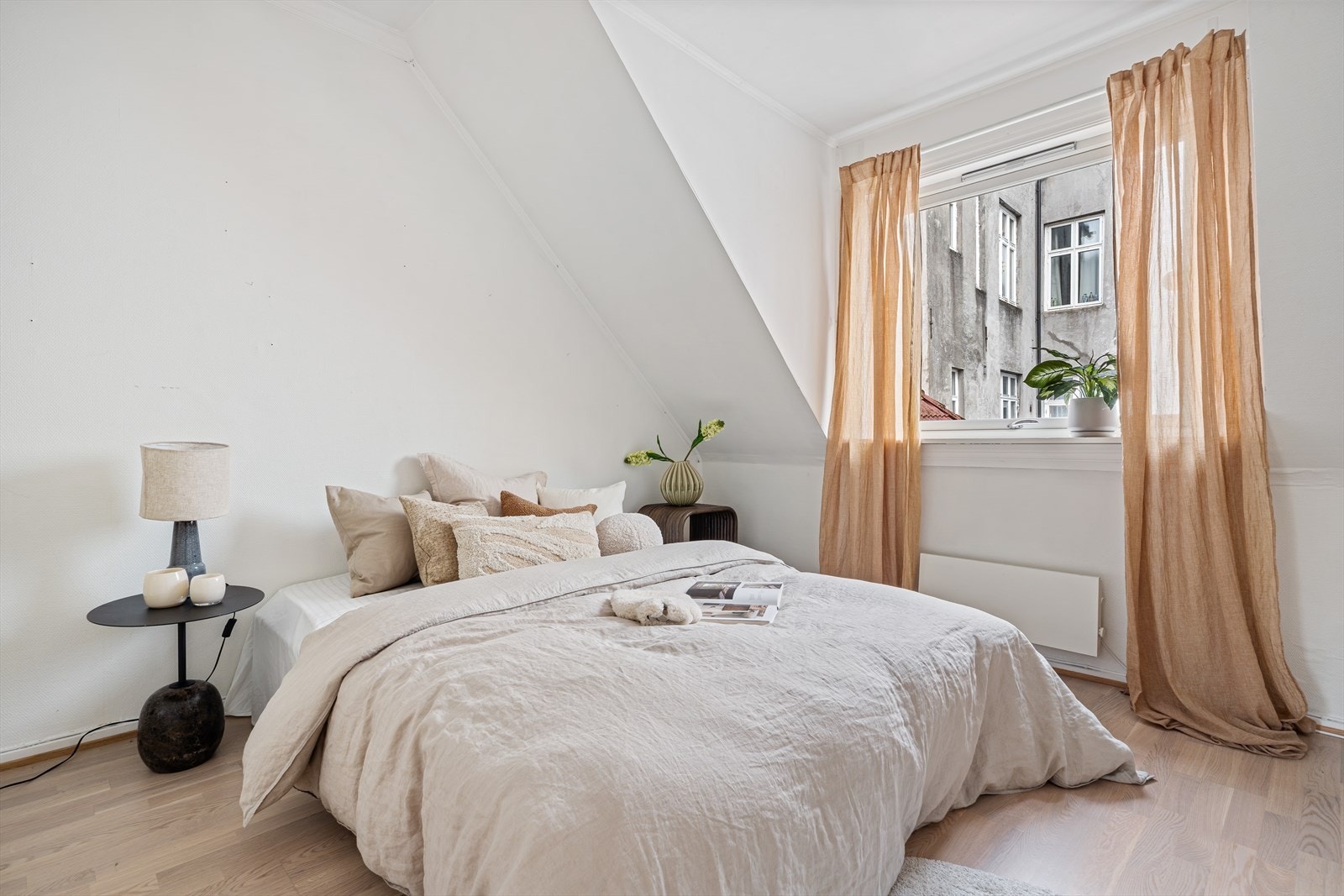 Stort hovedsoverom med god plass til dobbeltseng og tilhørende nattbord. Galleribilde