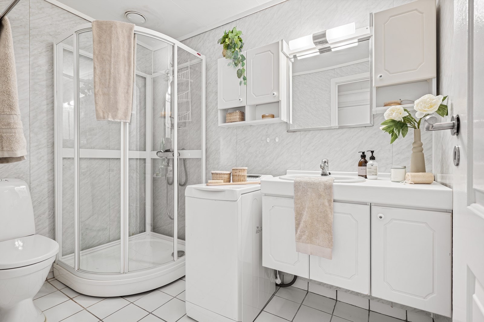 Romslig bad med enkel standard. Det har gjennom ihvertfall de 20 siste årene kun vært dusjet i kabinett. Galleribilde