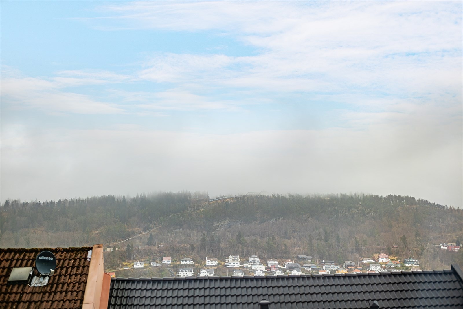 Tross en normal Bergensdag, er utsikten fin over vakre Fløyen! Dette er utsikten fra stuen, kjøkken og et soverom. Galleribilde