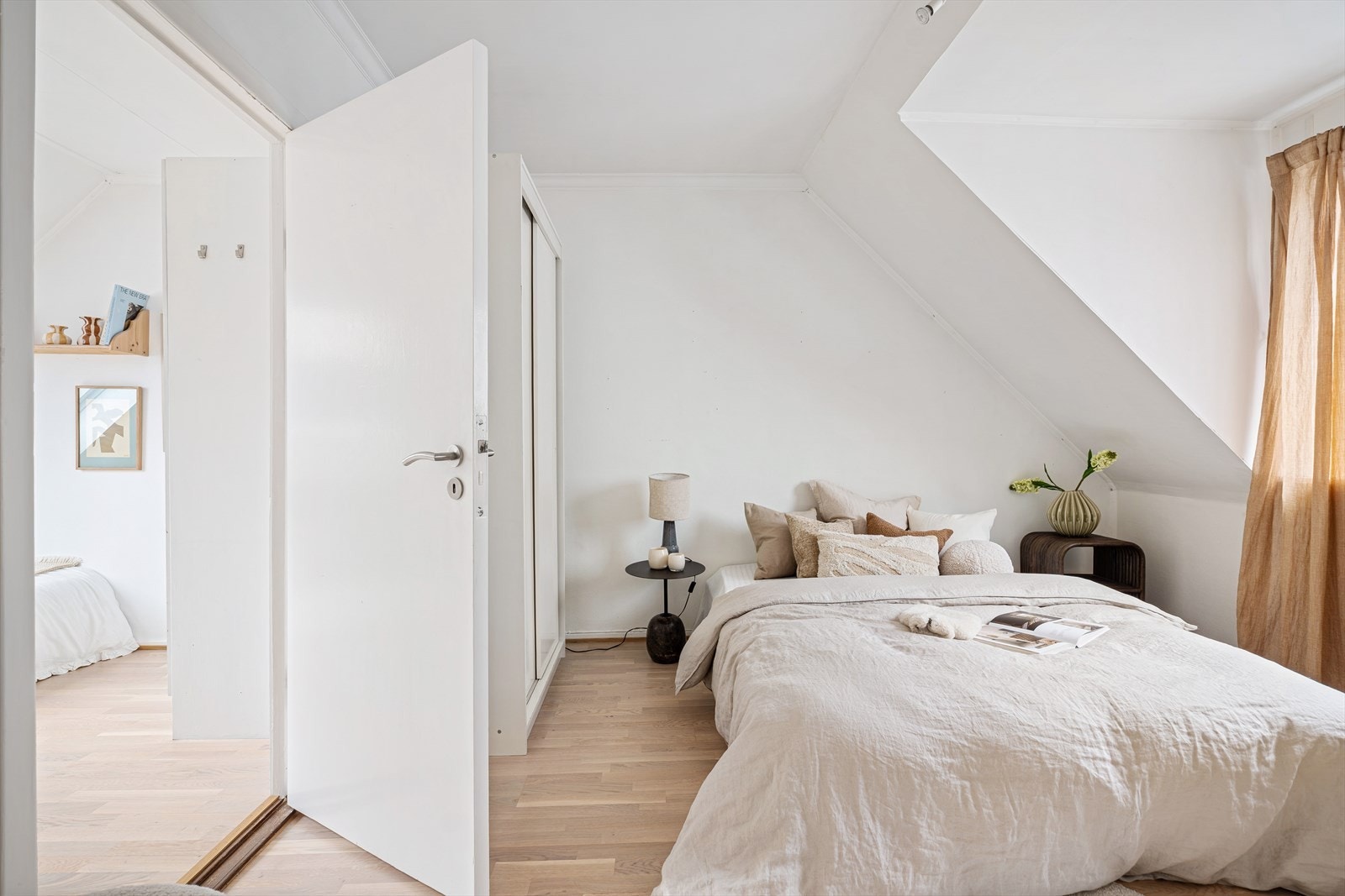 To soverom med connecting mellom rommene. Kan enkelt blendes igjen da begge rommen har separat tilkomst fra stuen. Galleribilde