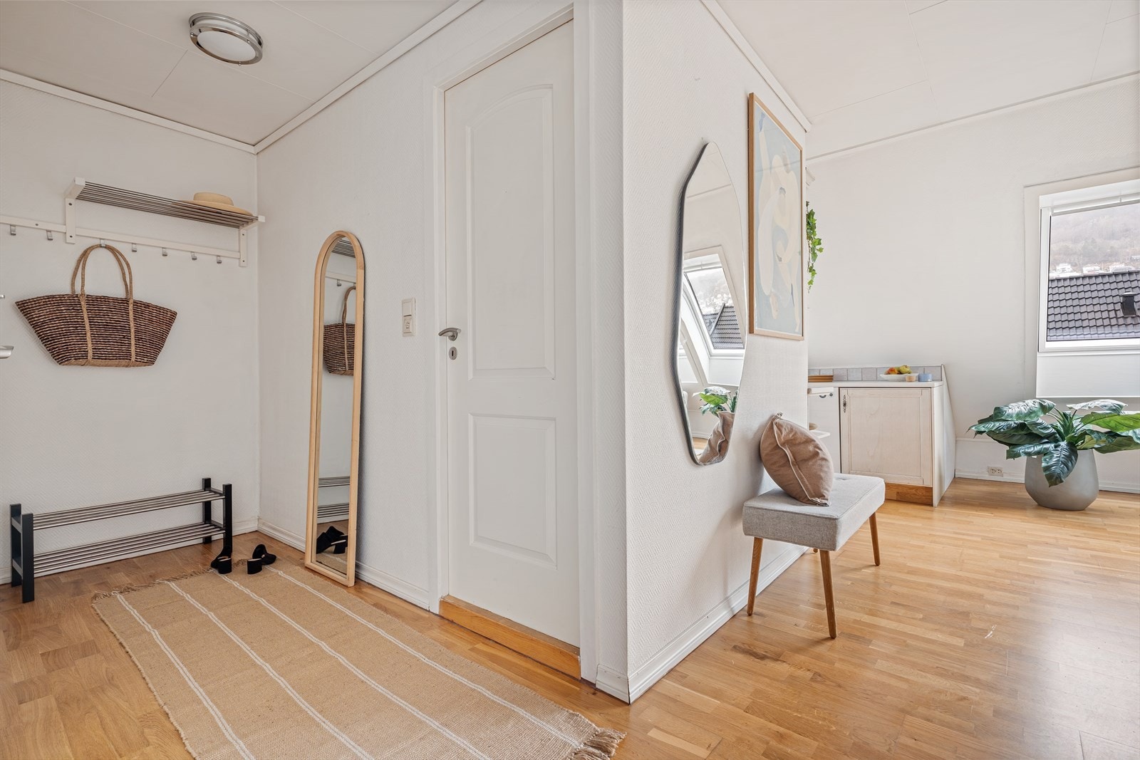 romslig entre med god plass til ytterklær og sko. Det er i tillegg plass for et garderobeskap. Galleribilde