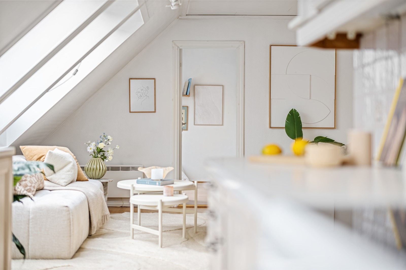 Fra stuen er det lett tilkomst til begge soverommene. Galleribilde