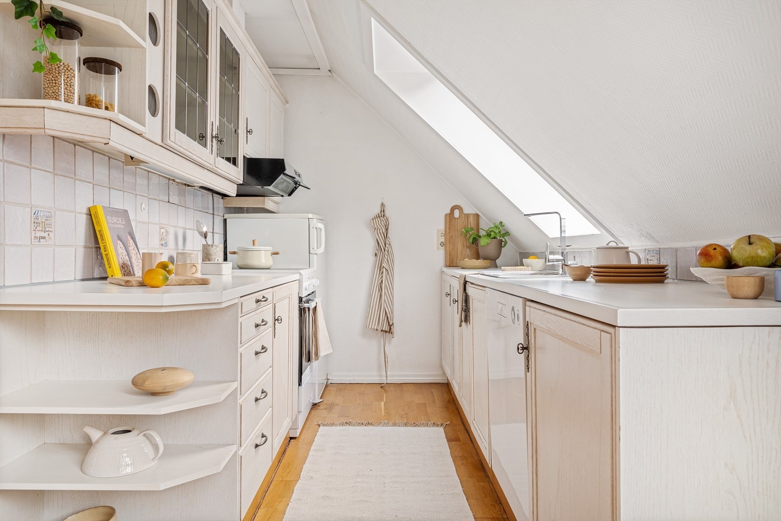 Hvitevarene som står på kjøkkenet følger handelen. Galleribilde