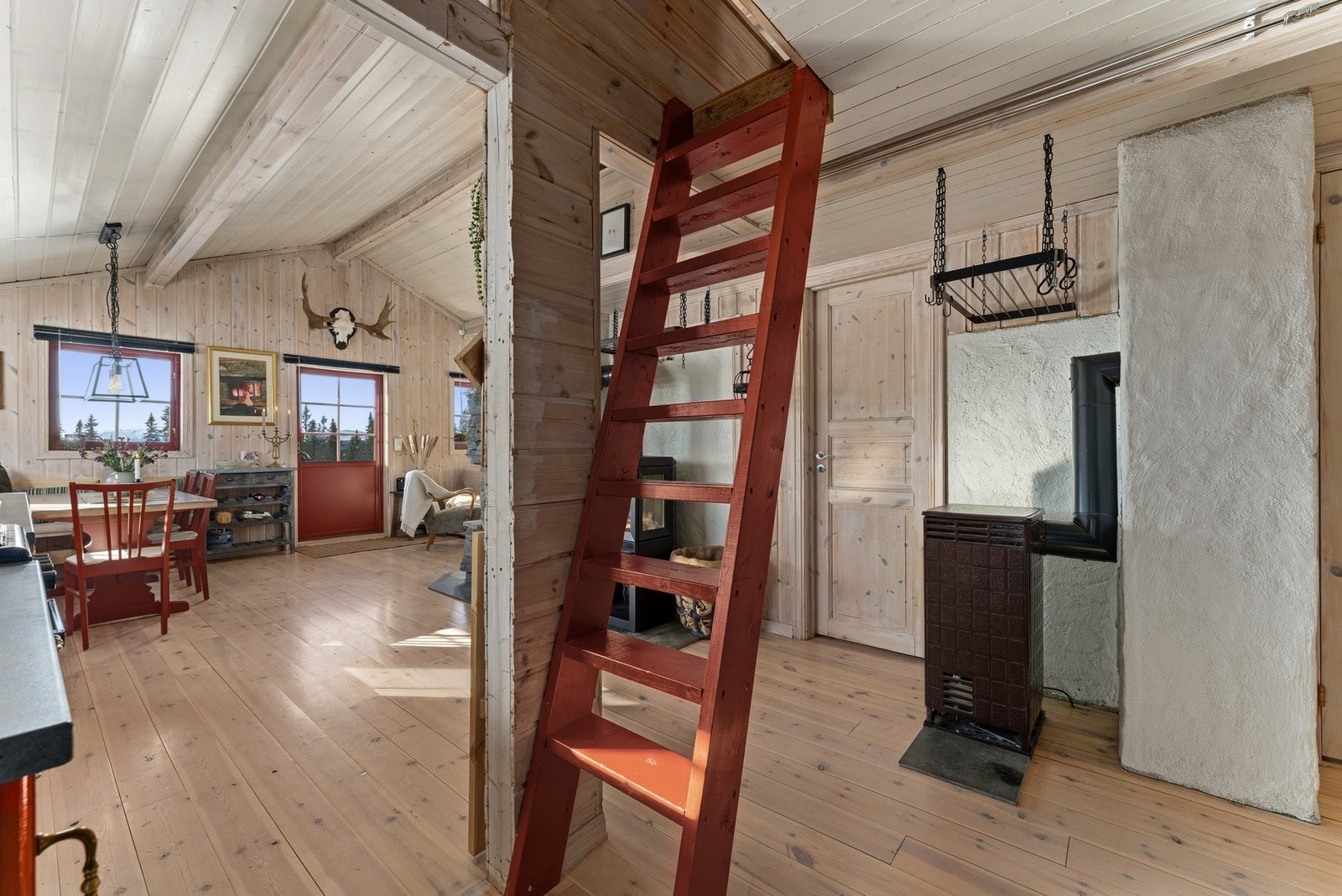 Hytta har en praktisk hems med adkomst via malt tretrapp/stige. Galleribilde
