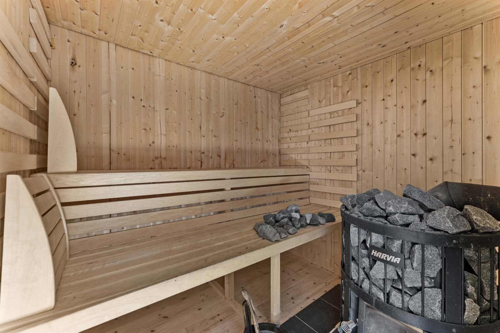 Innbydende badstue med sittebenker og vedfyrt badstueovn fra Harvia. Galleribilde