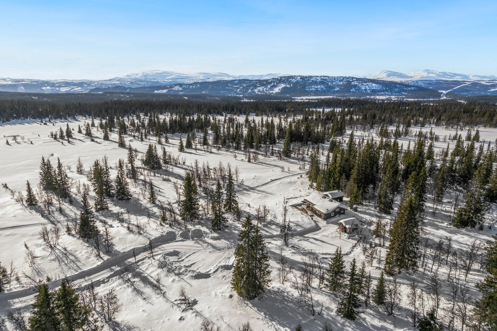 Området byr på fantastiske friluftsopplevelser året rundt. Vinterstid har du tilgang til en skitrase like utenfor hyttegjerdet, som kobler deg på et omfattende løypenett med over 500 kilometer preparerte langrennsløyper. Galleribilde